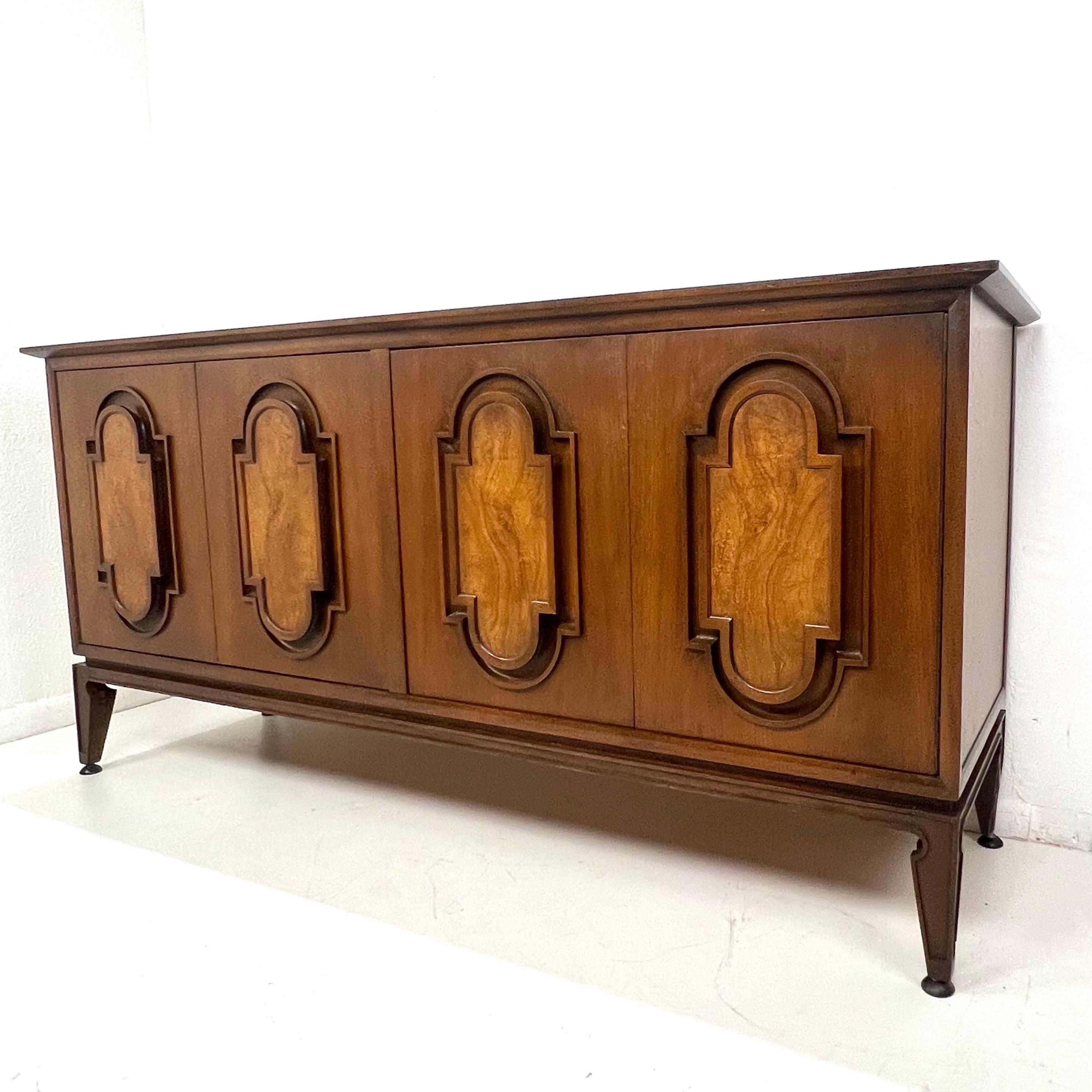 Bellissima credenza Romweber della metà del secolo scorso. Struttura in legno massiccio con inserti in radica Cartouche e doppie porte a soffietto. Include l'etichetta originale all'interno del cassetto. Buone condizioni strutturali; le imperfezioni