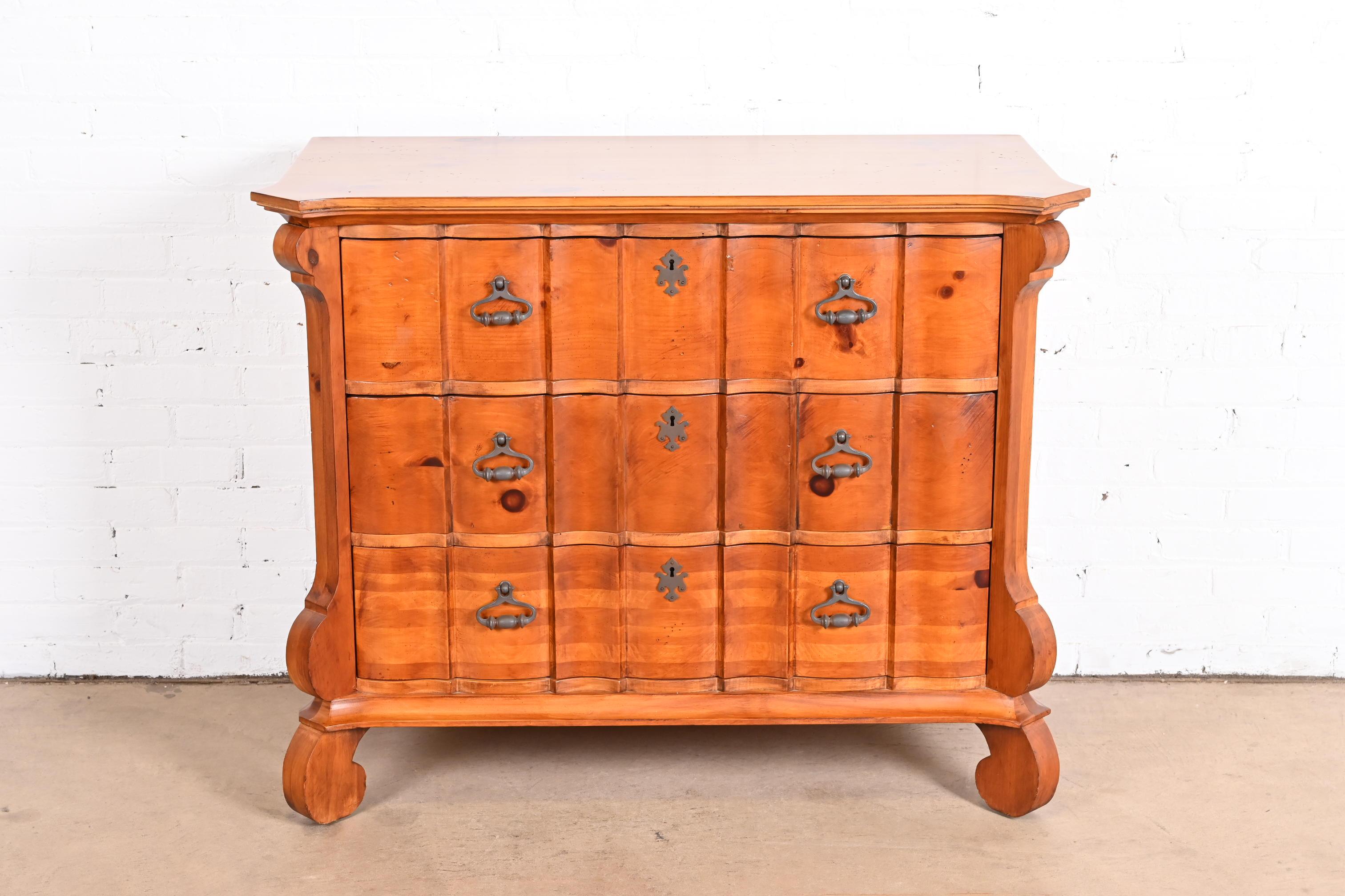 A gorgeous Spanish Baroque style carved pine dresser, commode, or chest of drawers

By Jim Peed for Romweber

USA, Circa 1990s

Measures: 45