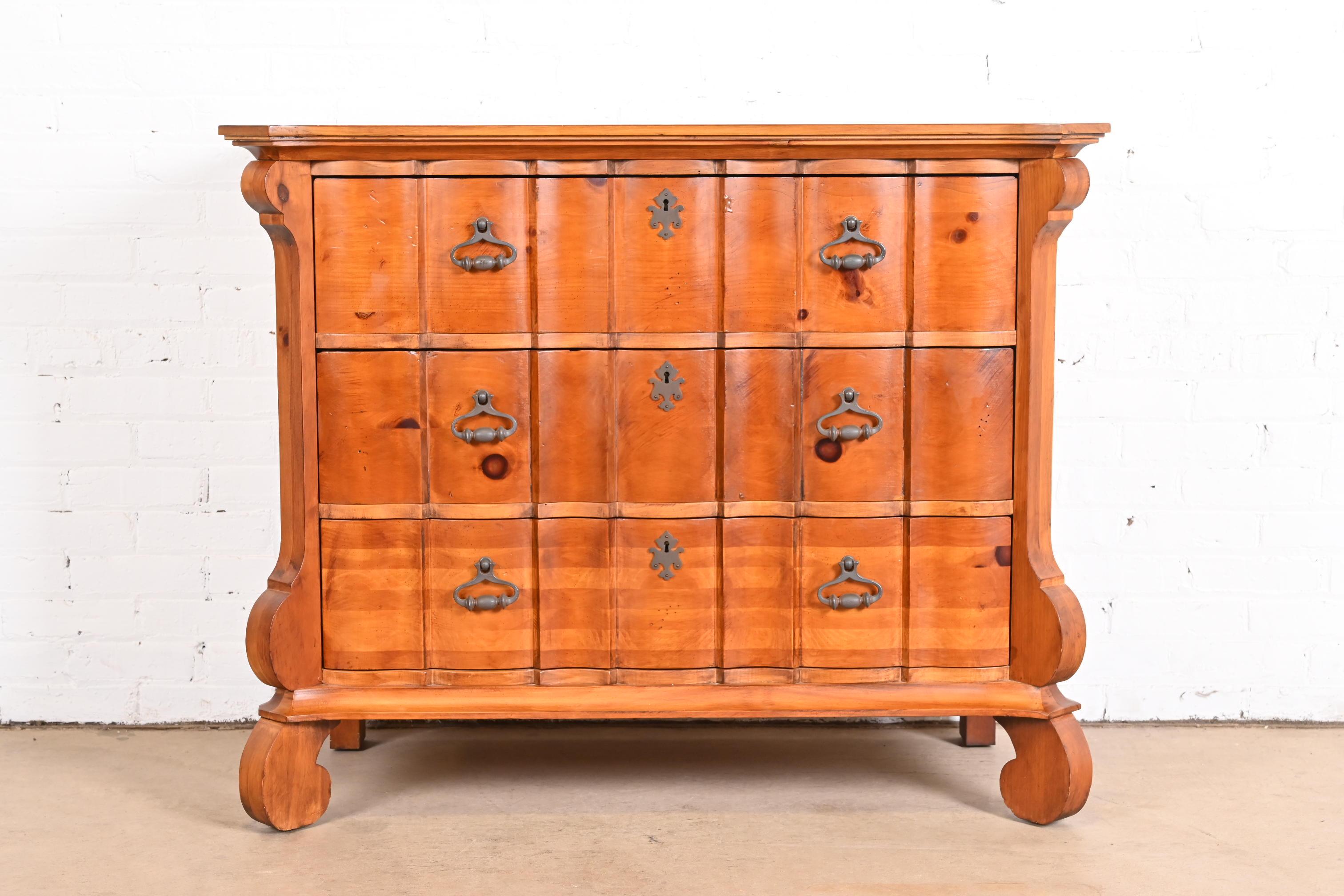 Baroque Romweber commode ou coffre à tiroirs baroque espagnol en pin sculpté en vente