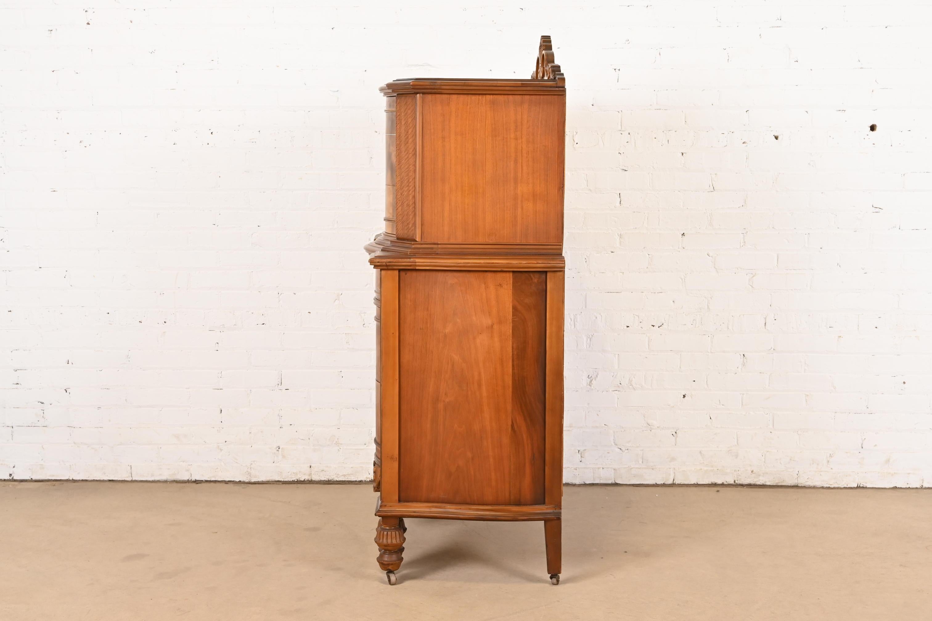 Comò Highboy in stile Romweber, stile Art Deco francese, in noce sbavato, CIRCA 1920 in vendita 4