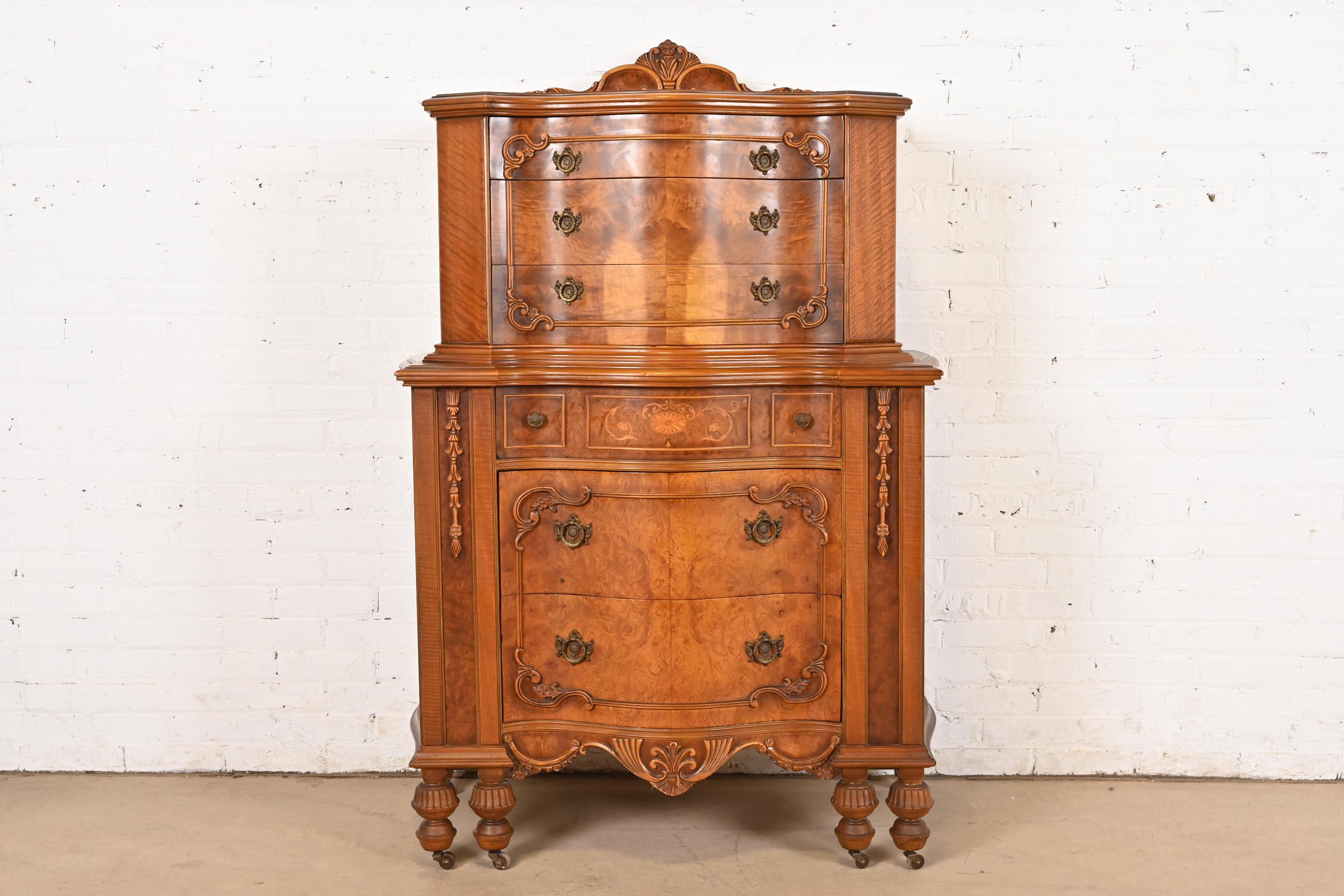 Un eccezionale comò o cassettone francese in stile Art Deco o Luigi XVI

Alla maniera di Romweber

Da Joerns Bros.

USA, circa anni '20

Splendido intarsio in noce burlato abbinato al libro, con ferramenta originale in ottone.

Misure: 40 