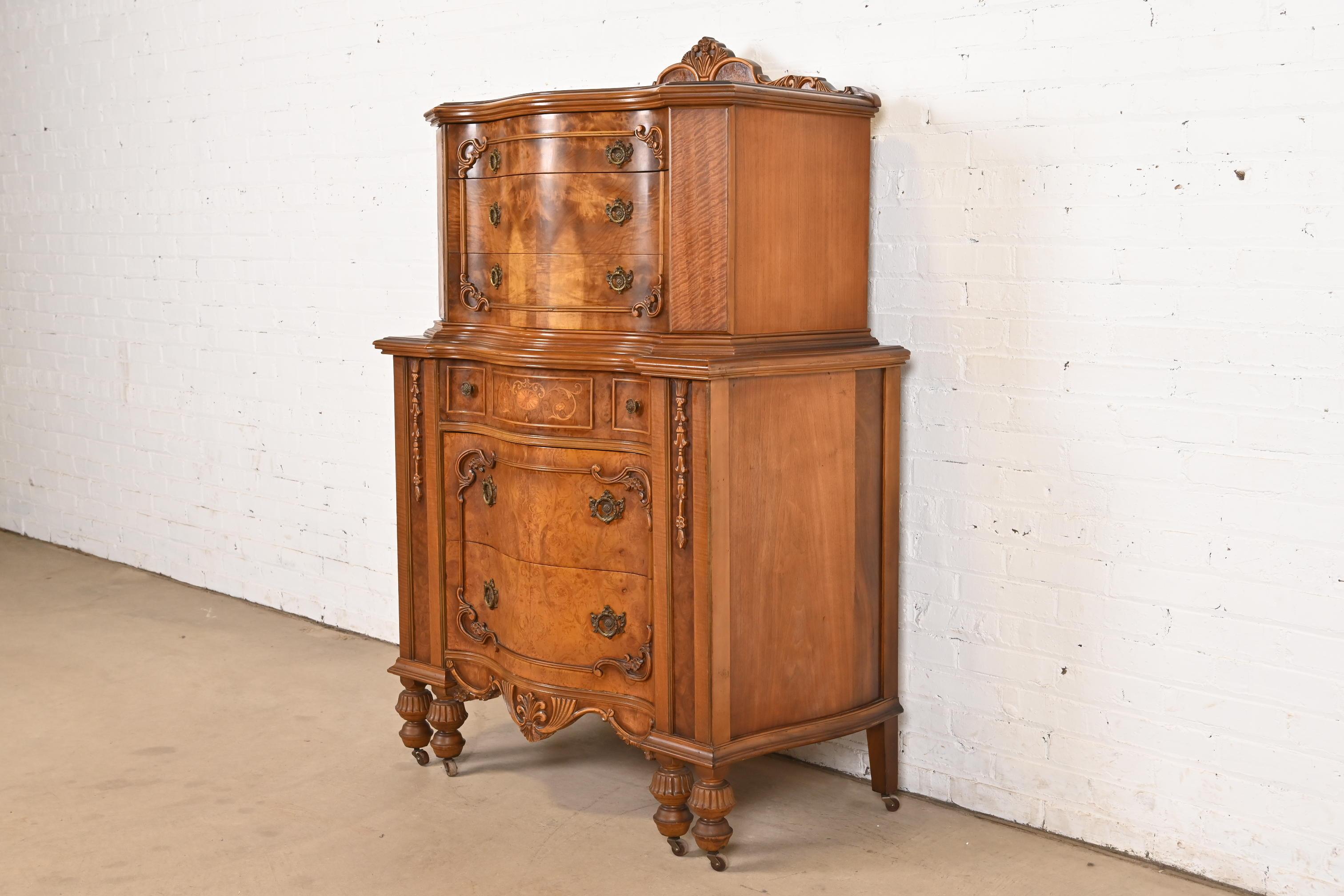 Americano Comò Highboy in stile Romweber, stile Art Deco francese, in noce sbavato, CIRCA 1920 in vendita