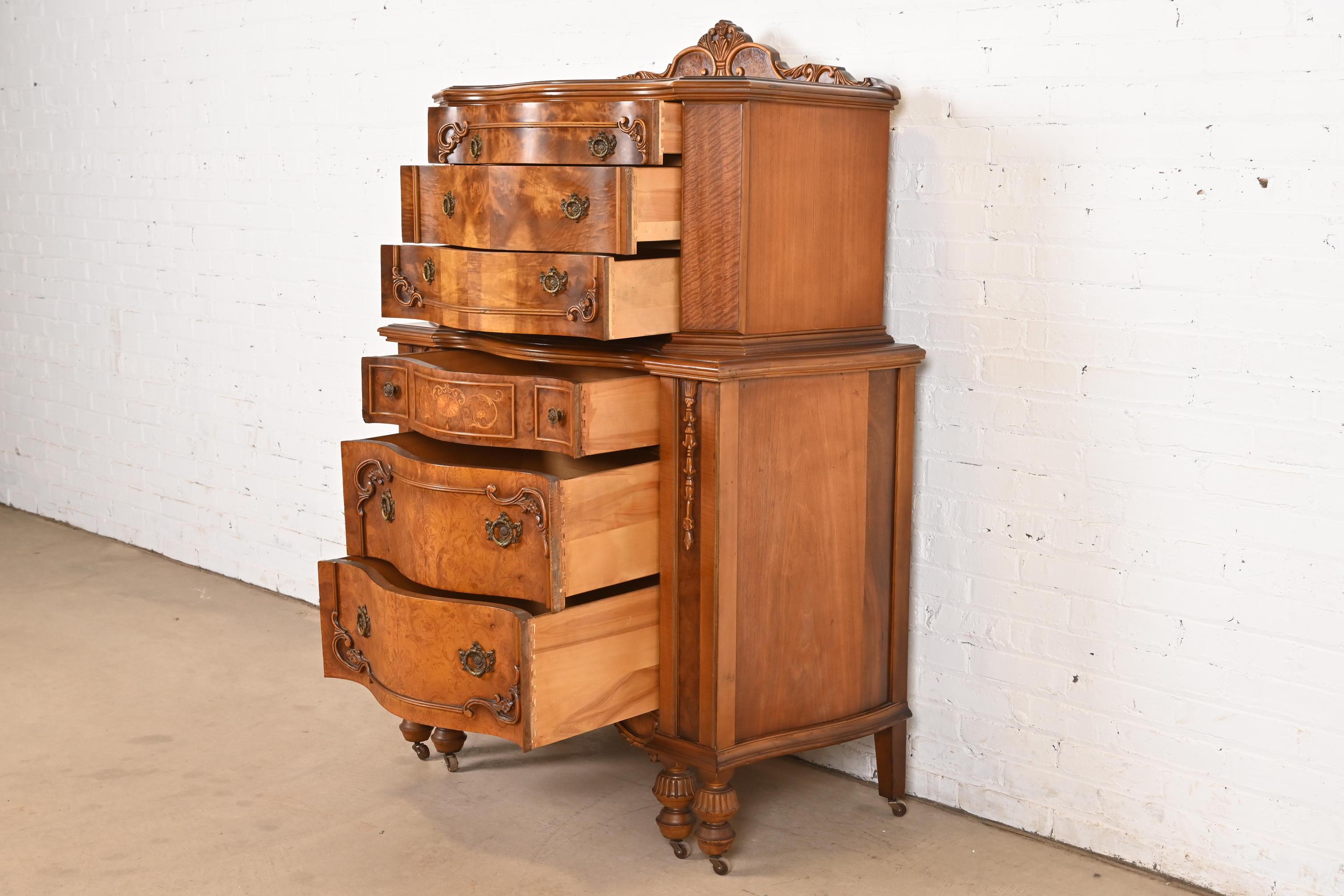 Inizio XX secolo Comò Highboy in stile Romweber, stile Art Deco francese, in noce sbavato, CIRCA 1920 in vendita