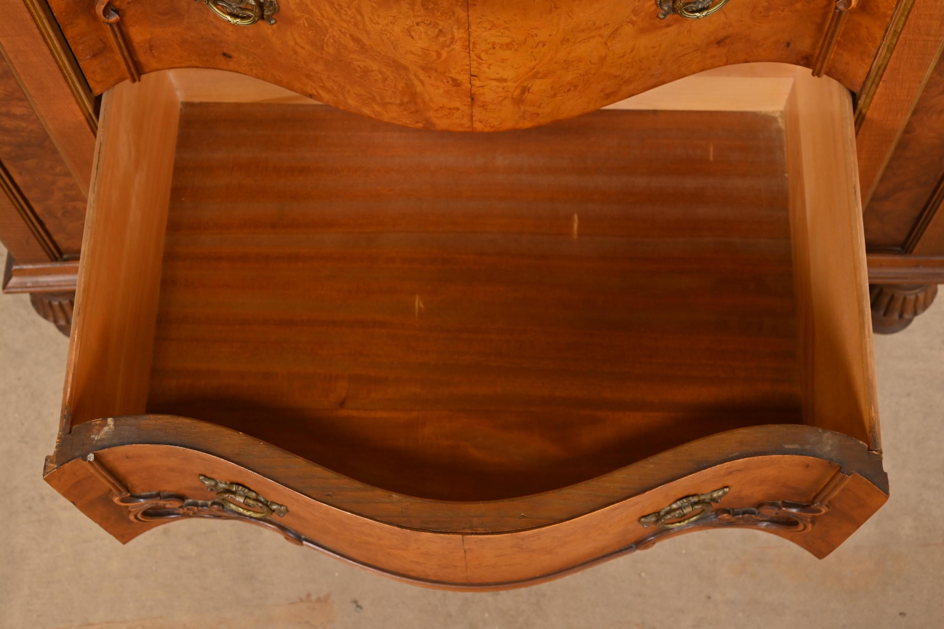 Ottone Comò Highboy in stile Romweber, stile Art Deco francese, in noce sbavato, CIRCA 1920 in vendita
