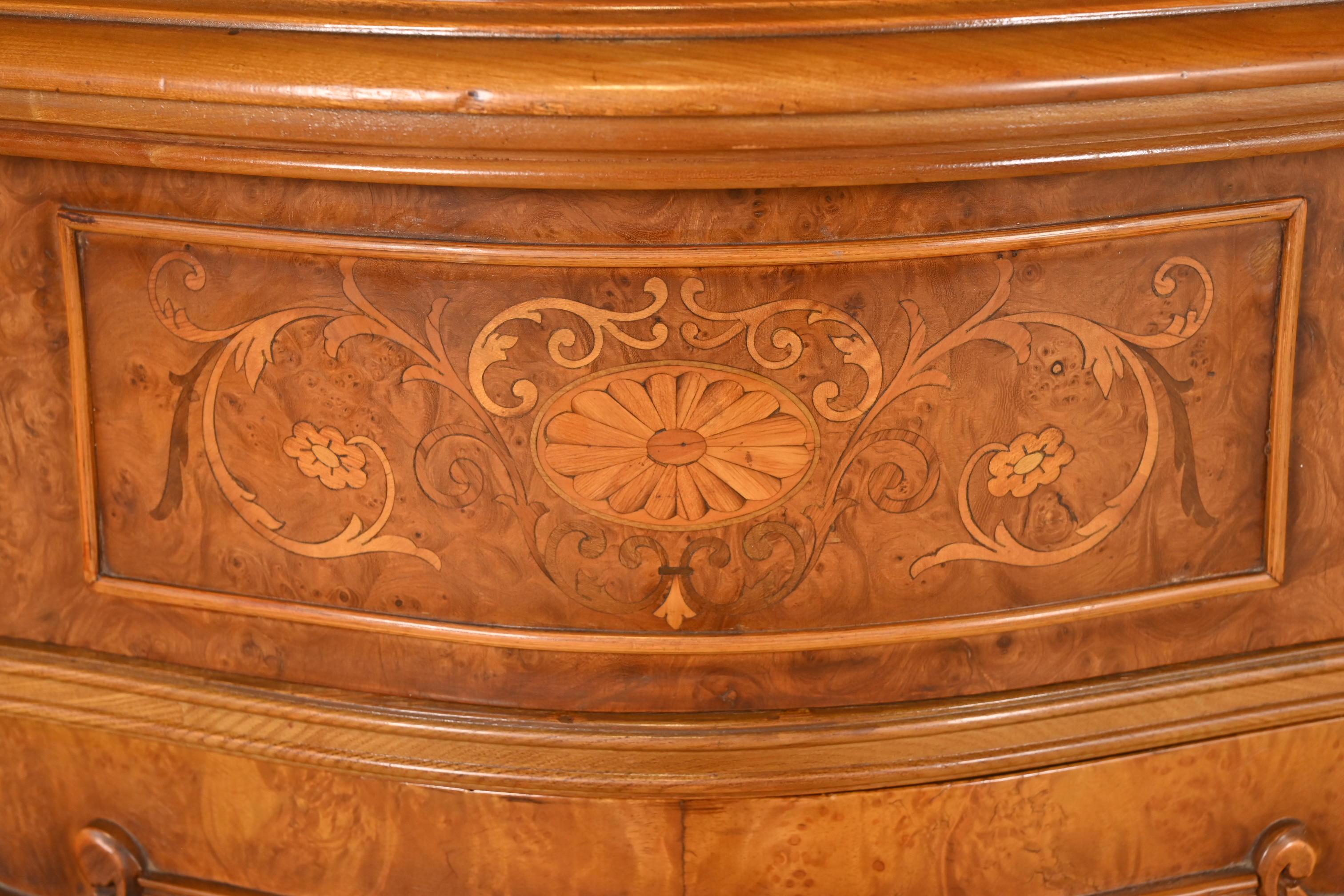 Comò Highboy in stile Romweber, stile Art Deco francese, in noce sbavato, CIRCA 1920 in vendita 1