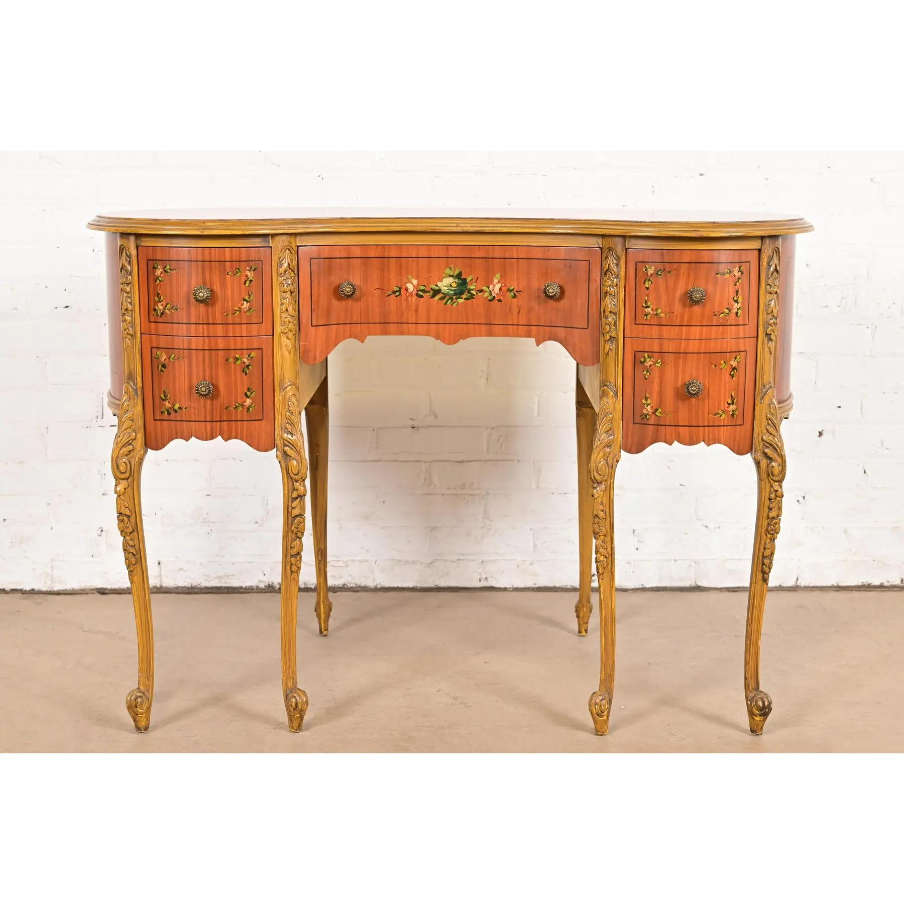 Magnifique vanité ou bureau de dame en forme de rein de style provincial français Louis XV

À la manière de Romweber

États-Unis, vers 1920

Magnifique bois satiné sculpté, avec garniture et pieds peints d'origine, accents floraux peints à la main