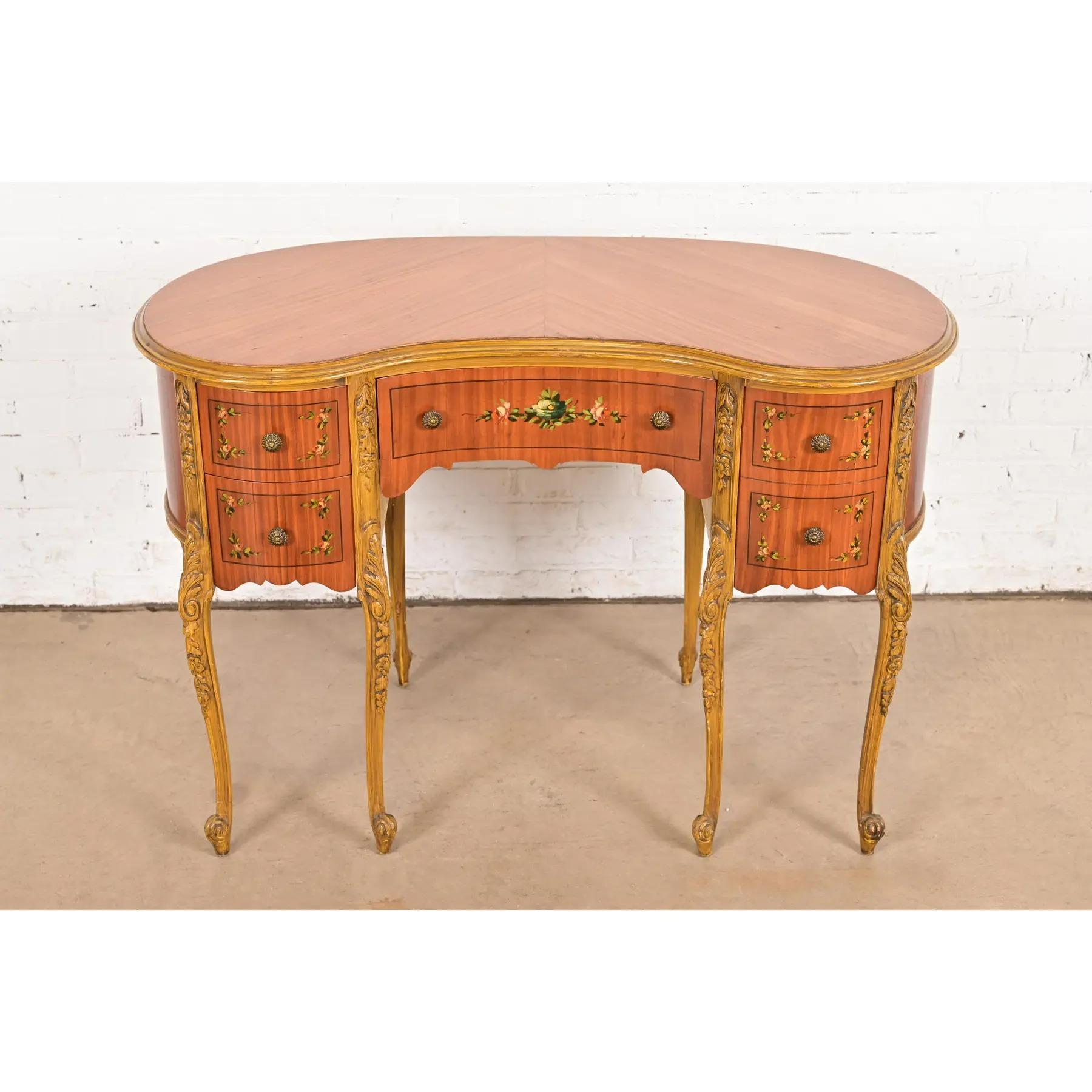 Provincial français Coiffeuse en bois satiné sculpté Louis XV de style provincial français Romweber, vers 1920 en vente