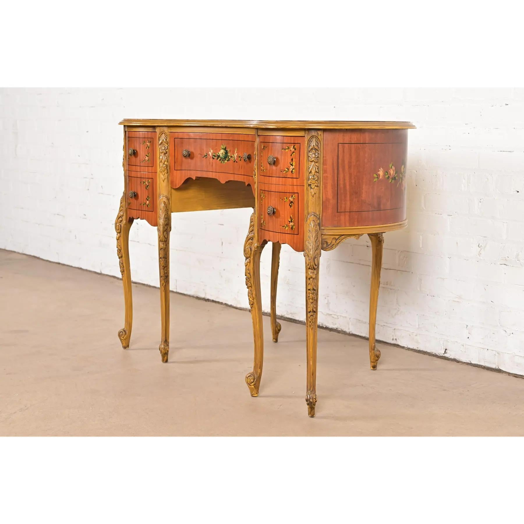 Américain Coiffeuse en bois satiné sculpté Louis XV de style provincial français Romweber, vers 1920 en vente