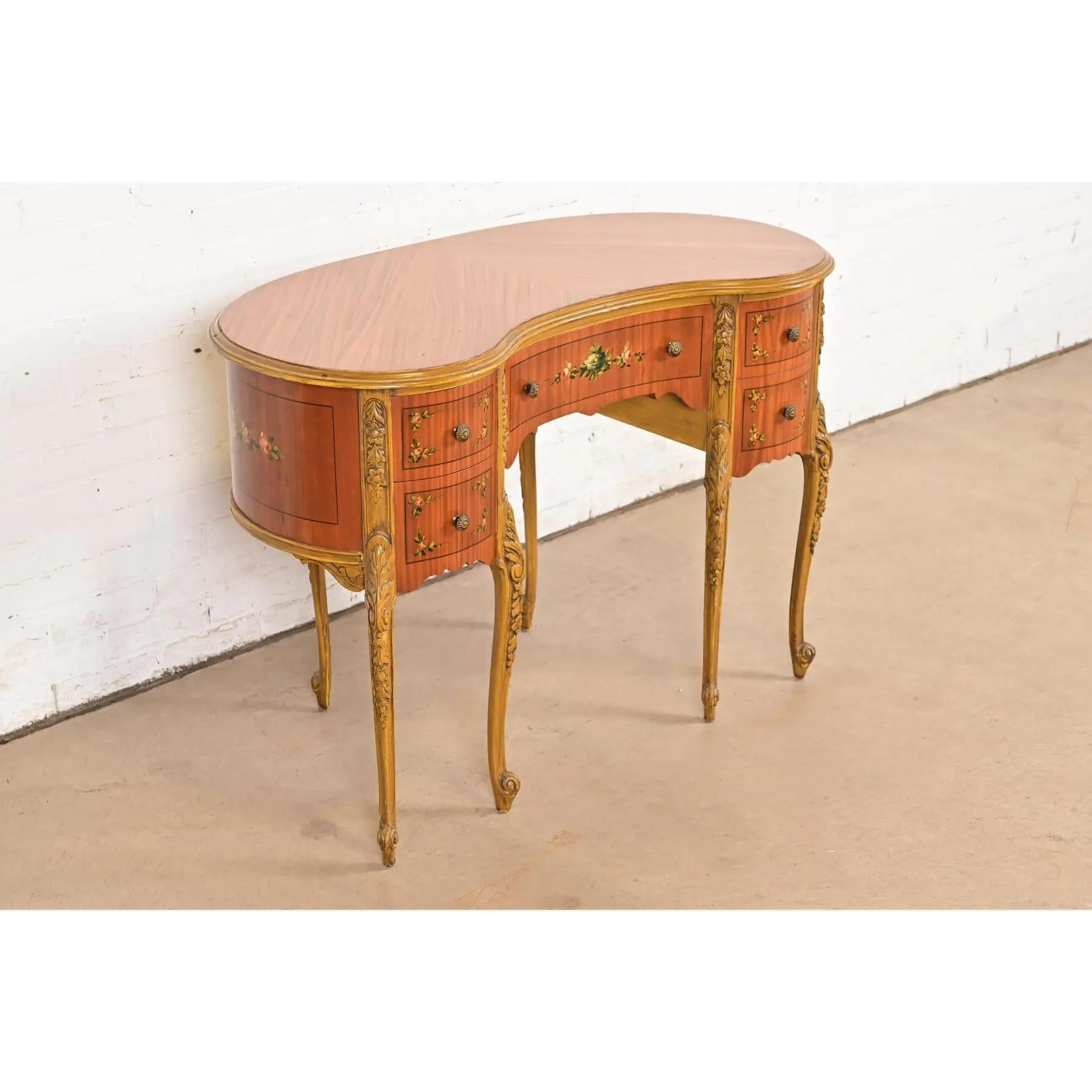 Coiffeuse en bois satiné sculpté Louis XV de style provincial français Romweber, vers 1920 Bon état - En vente à South Bend, IN
