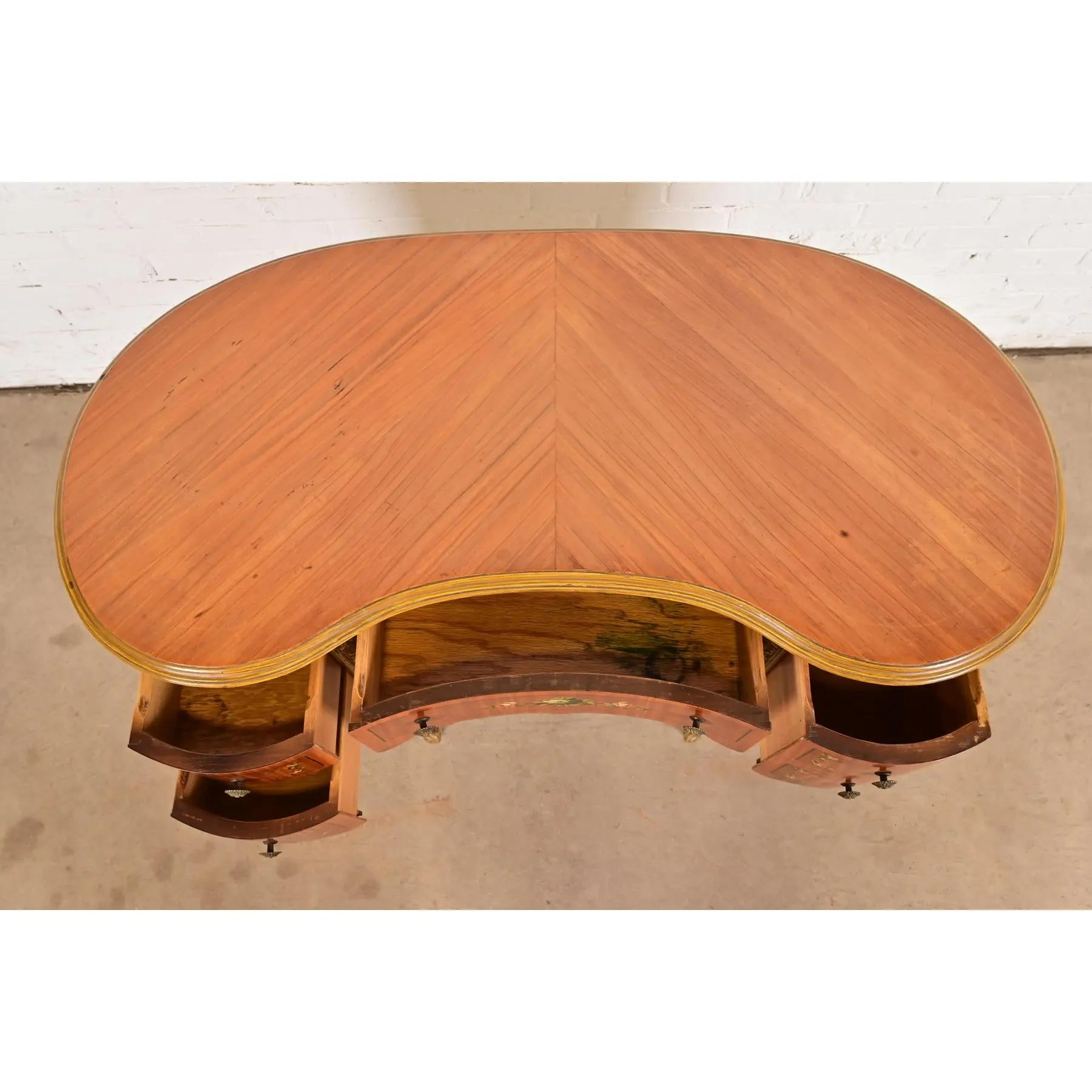 Laiton Coiffeuse en bois satiné sculpté Louis XV de style provincial français Romweber, vers 1920 en vente
