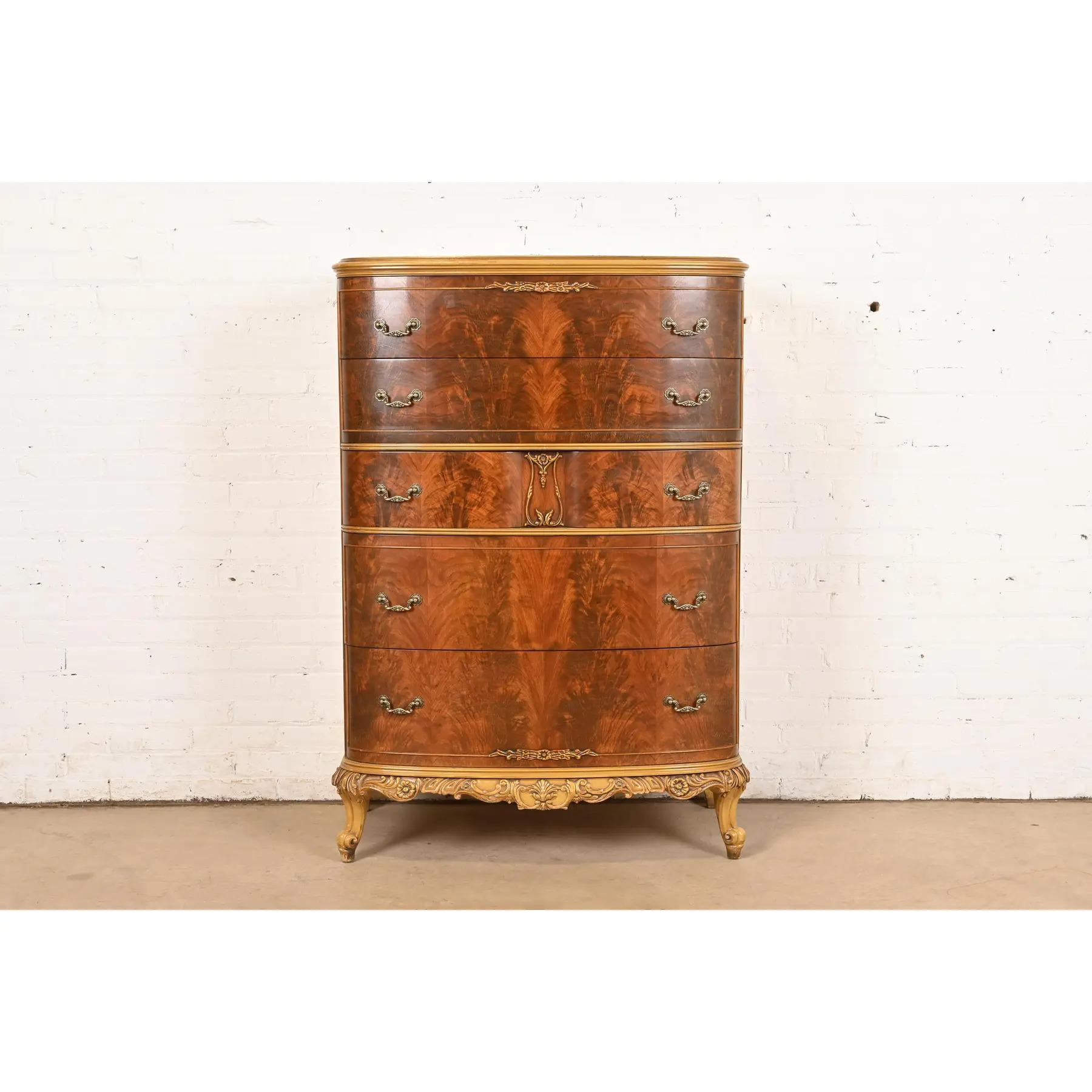 Un eccezionale comò o cassettiera highboy in stile Luigi XV francese.

Alla maniera di Romweber

USA, circa anni '20

Cassa in legno di raso, con splendidi frontali dei cassetti in mogano fiammato abbinati al libro, finiture e gambe dipinte di crema