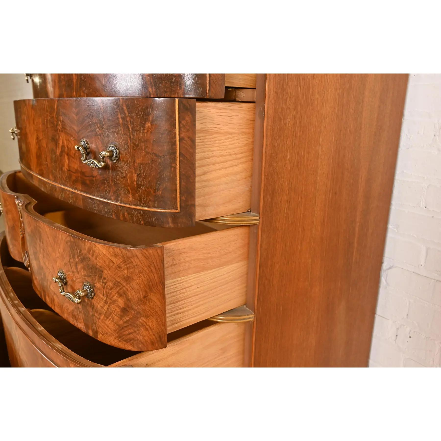 Ottone Comò in stile Romweber, provinciale francese Luigi XV, in mogano fiammato e dipinto in vendita