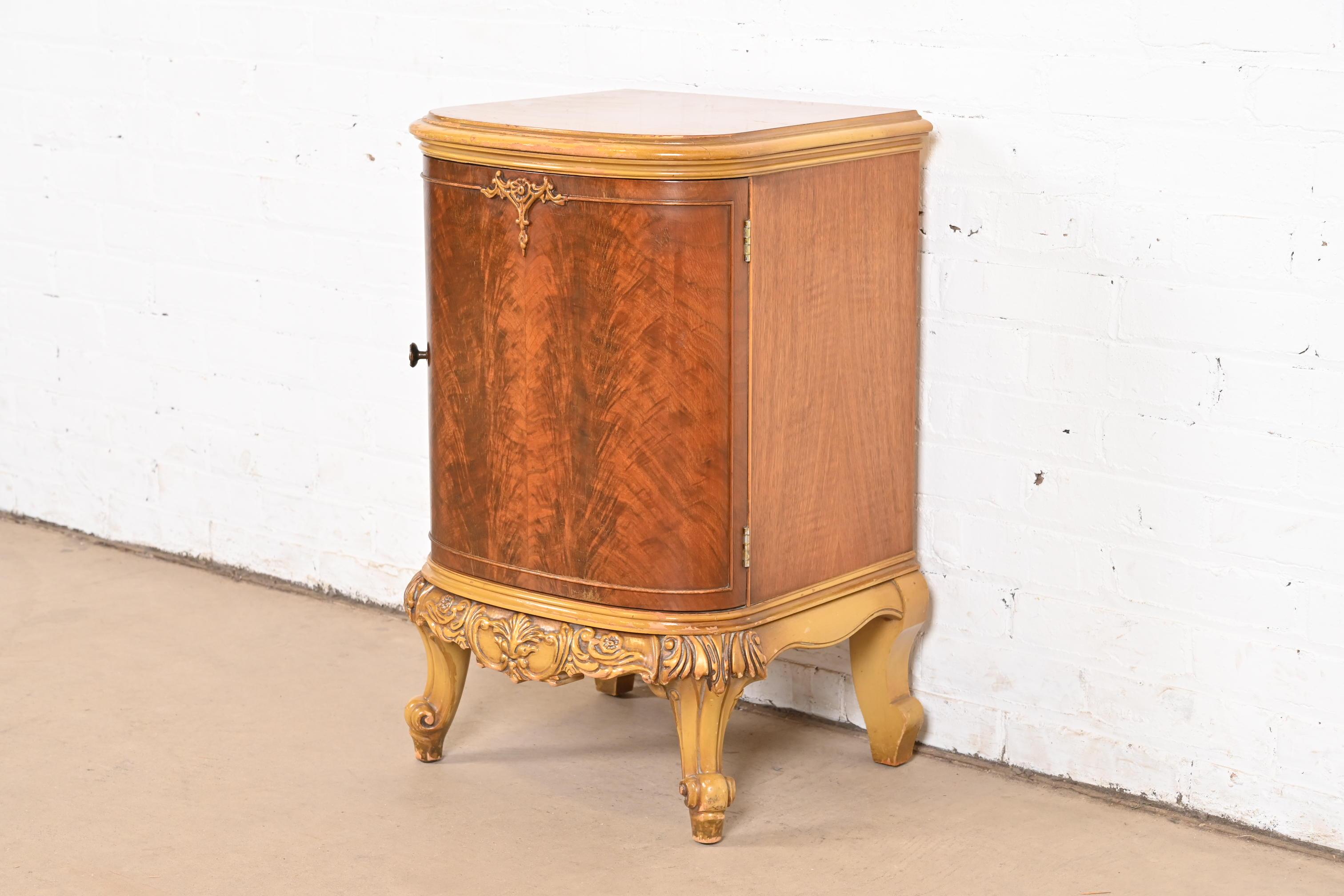 Romweber Style French Provincial Louis XV Flame Mahogany Nightstand In Good Condition For Sale In South Bend, IN