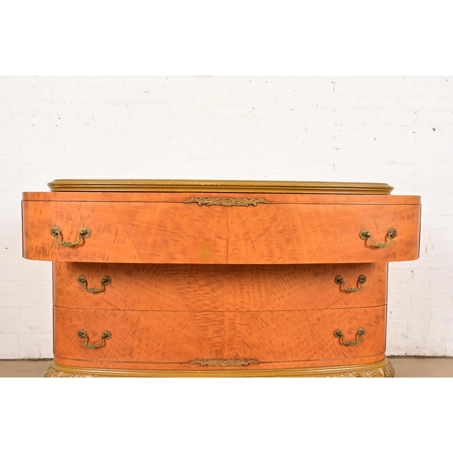 Ottone Comò in stile Romweber, stile provinciale francese Luigi XV, in legno satinato e dipinto a pacchi in vendita