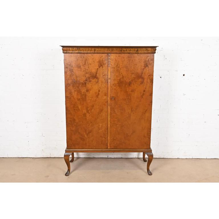 Regina Anna Libreria o mobile bar in legno di radica Queen Anne in stile Romweber, circa 1930 in vendita