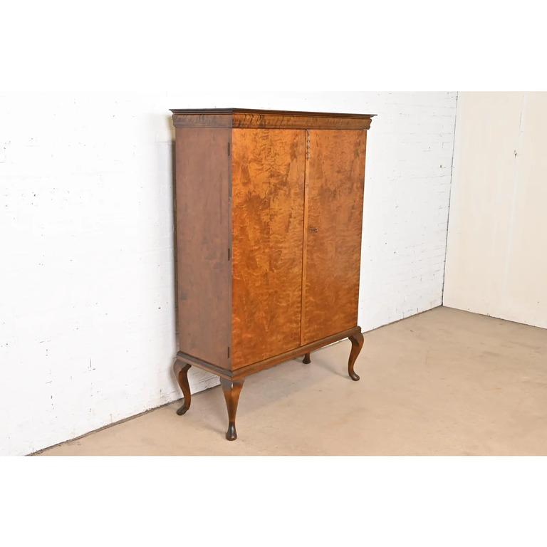 Libreria o mobile bar in legno di radica Queen Anne in stile Romweber, circa 1930 In condizioni buone in vendita a South Bend, IN
