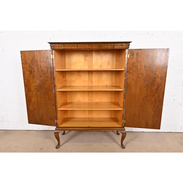 Metà XX secolo Libreria o mobile bar in legno di radica Queen Anne in stile Romweber, circa 1930 in vendita