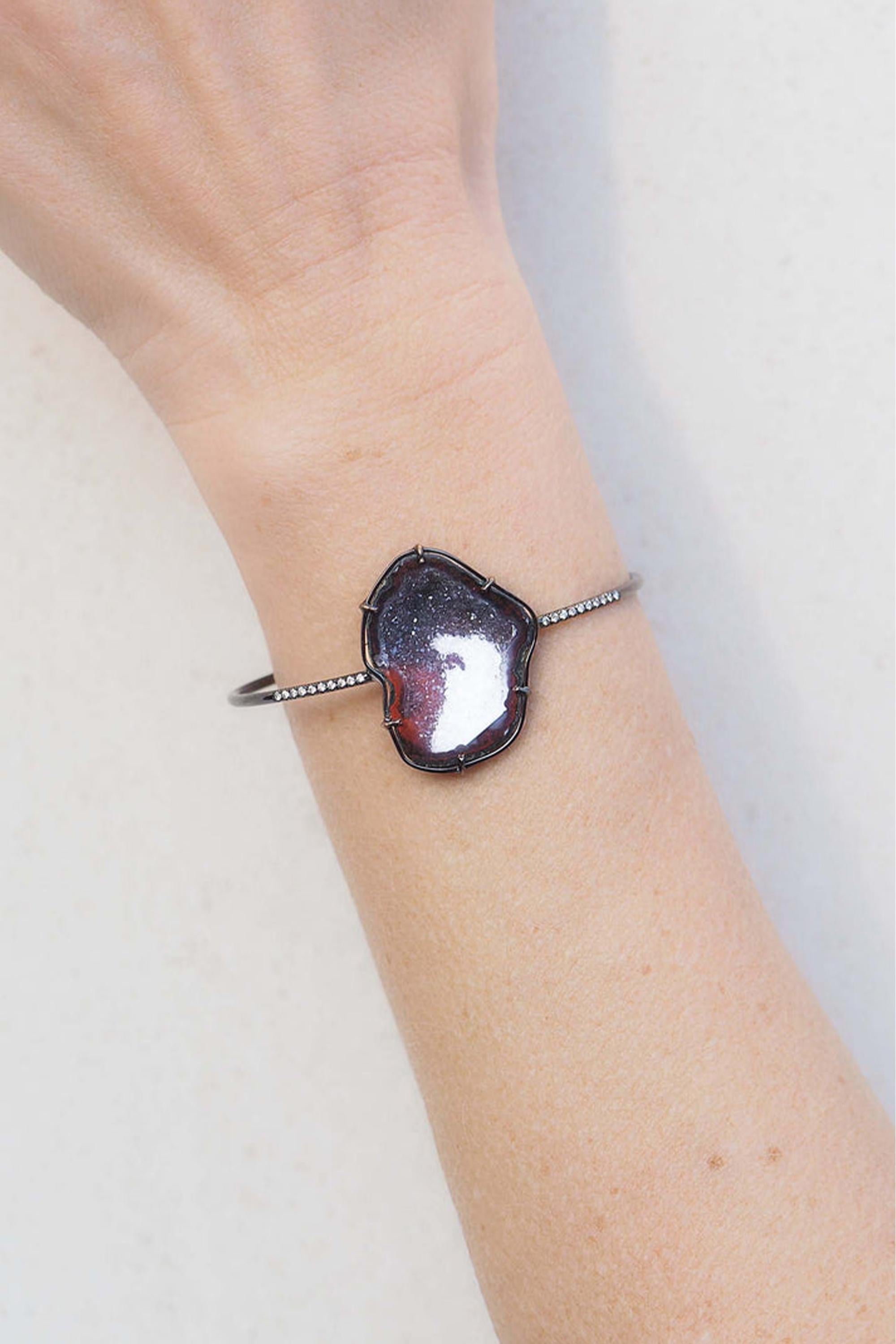 Le bracelet Romi, fabriqué en or rose 18 carats, est une combinaison frappante de couleurs audacieuses et d'élégance raffinée. Le bracelet, qui présente un mélange captivant d'agates noires, rouges et blanches, est rehaussé de 0,12 carat de diamants