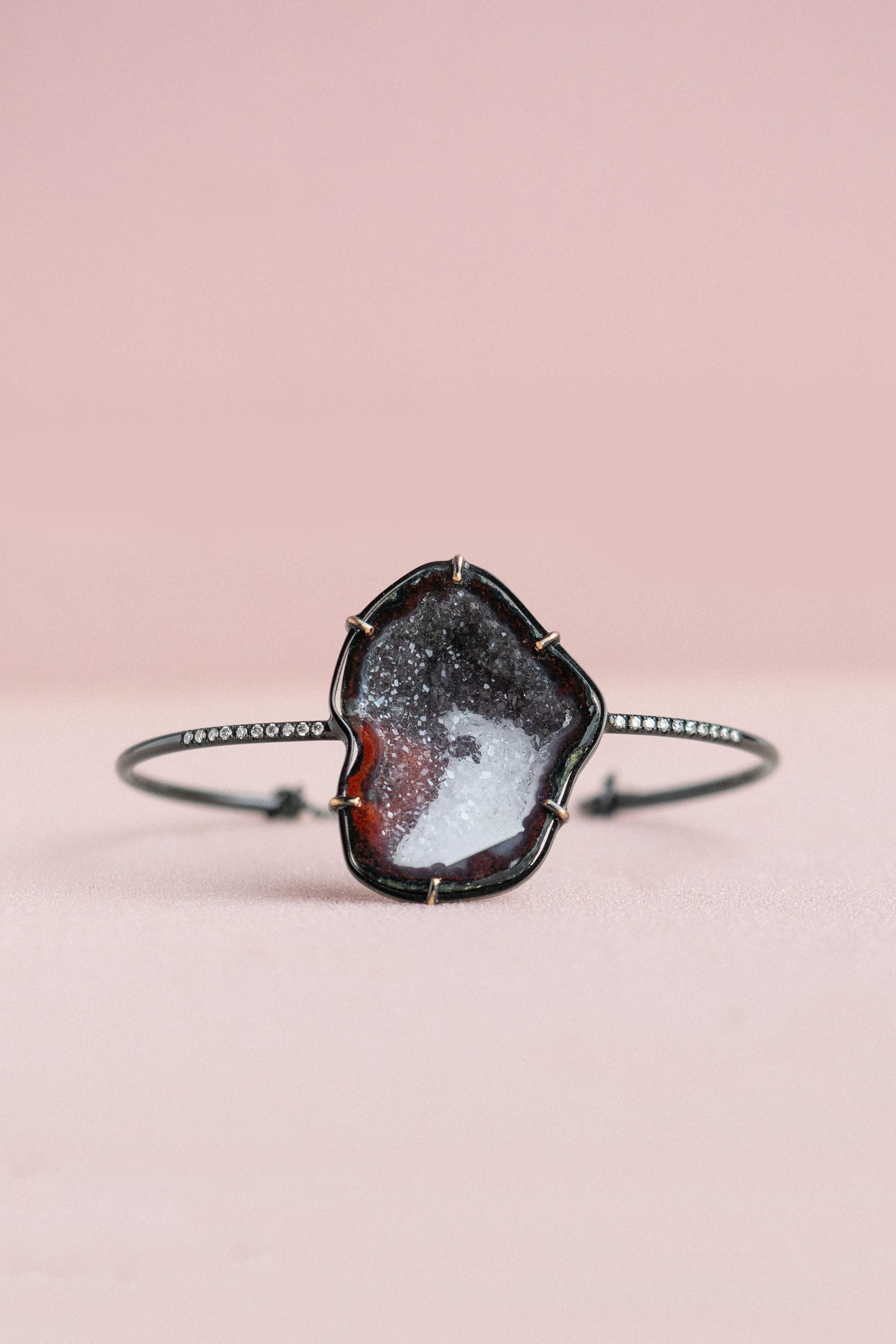Contemporain Bracelet ROMY, agate noire, rouge et blanche avec 0,12 carat de diamants et 18 carats en vente