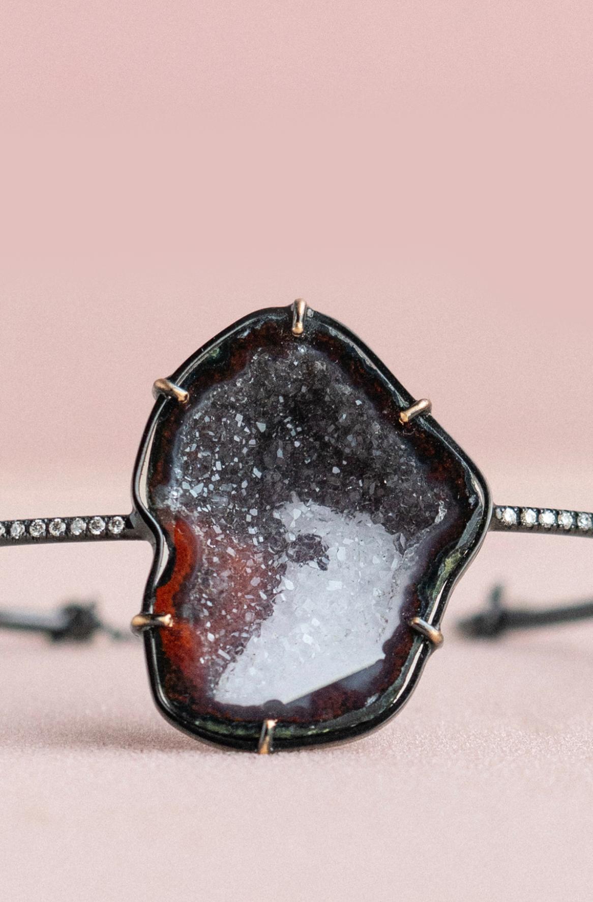 Taille cabochon Bracelet ROMY, agate noire, rouge et blanche avec 0,12 carat de diamants et 18 carats en vente