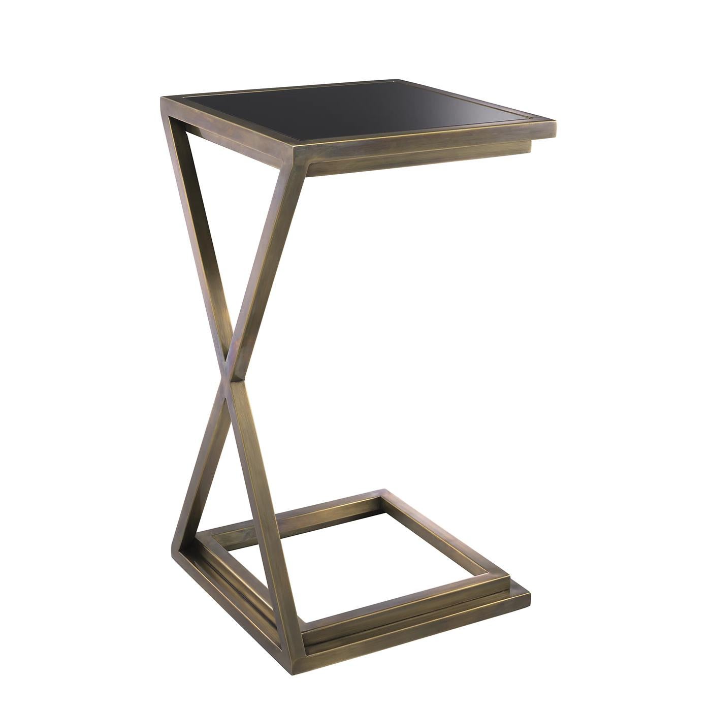 Table d'appoint Romi en laiton avec structure en acier inoxydable
acier en finition laiton vintage, avec plateau en verre noirci.