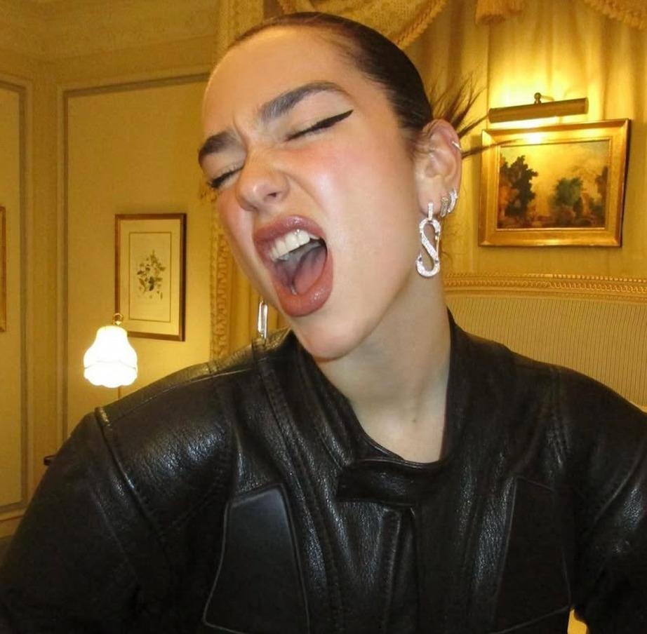 Moderno Orecchino Romi Grande in oro bianco con pavè completo in vendita