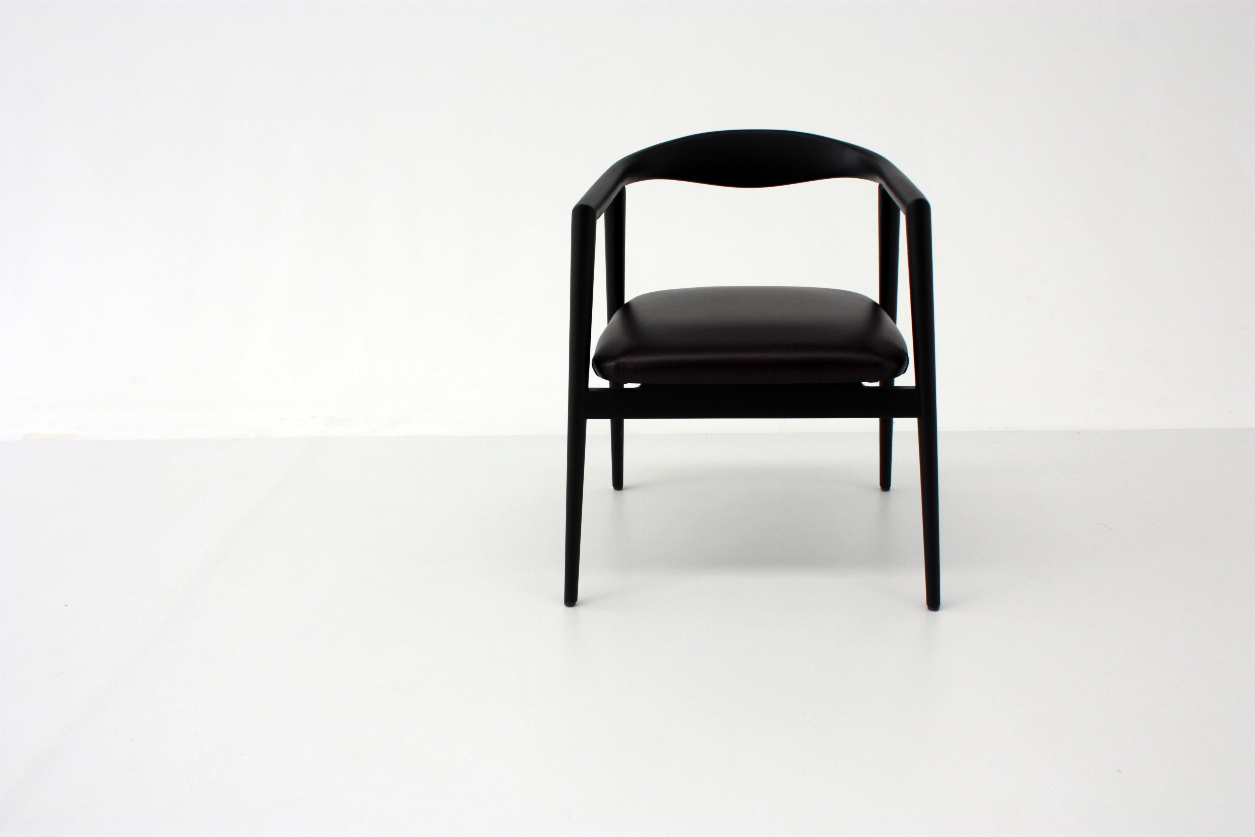 Romy Pull Up 06 Stuhl mit Lederpolsterung und mattem schwarzem Rahmen von Casa Casati
Abmessungen: T 58 x B 65 x H 72 cm. 
MATERIALIEN: Eschenholz, Lack, Polyurethan, Polyesterfaser, Leder und Polsterung.

Erhältlich in verschiedenen MATERIALEN und