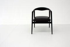 Romy Pull Up 06 Stuhl mit Lederpolsterung und mattem schwarzem Rahmen von Casa Casati