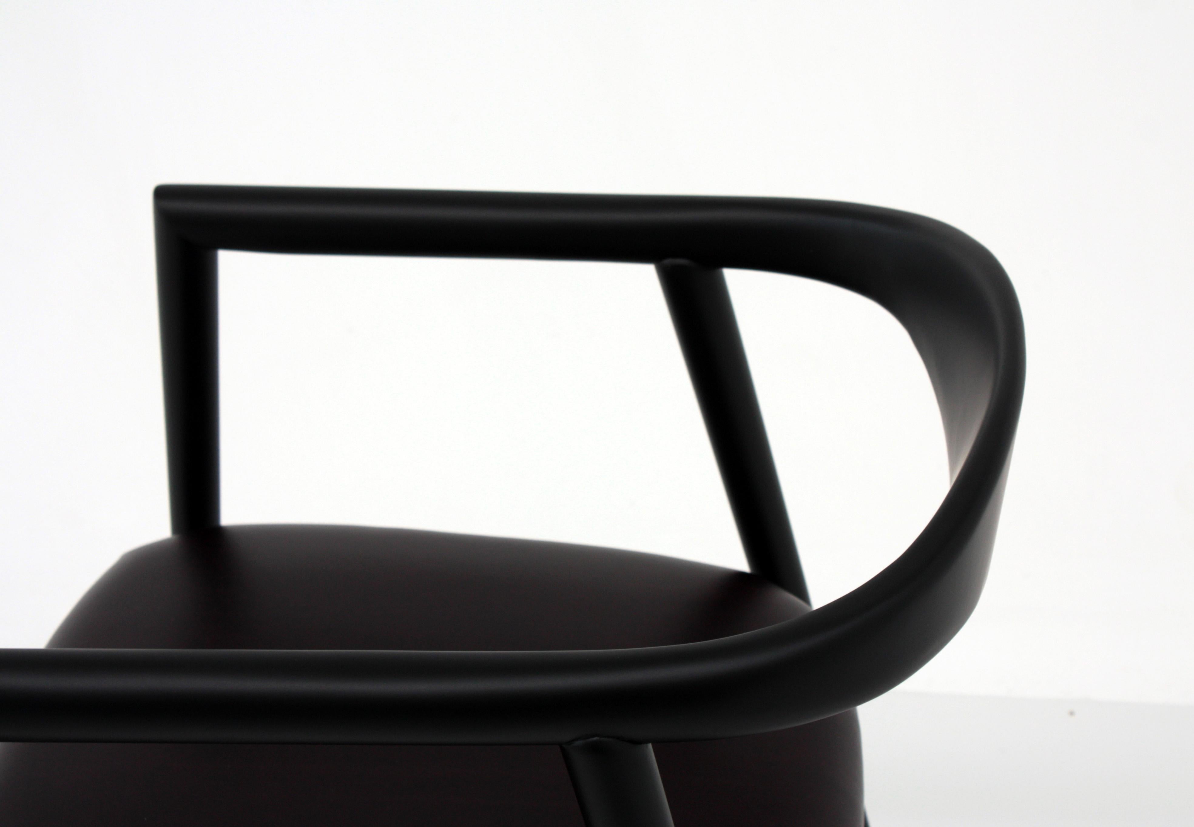 Romy Pull Up 06 Stuhl mit Lederpolsterung und mattem schwarzem Rahmen von Casa Casati (Postmoderne) im Angebot