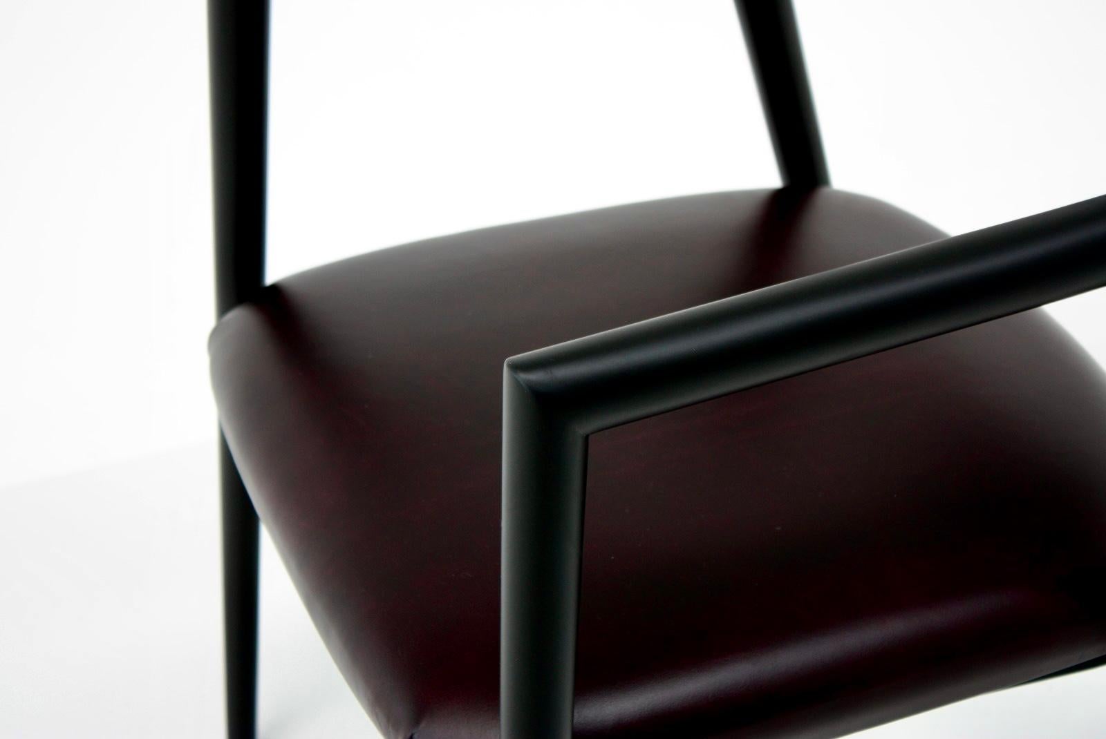 Romy Pull Up 06 Stuhl mit Lederpolsterung und mattem schwarzem Rahmen von Casa Casati (Italienisch) im Angebot