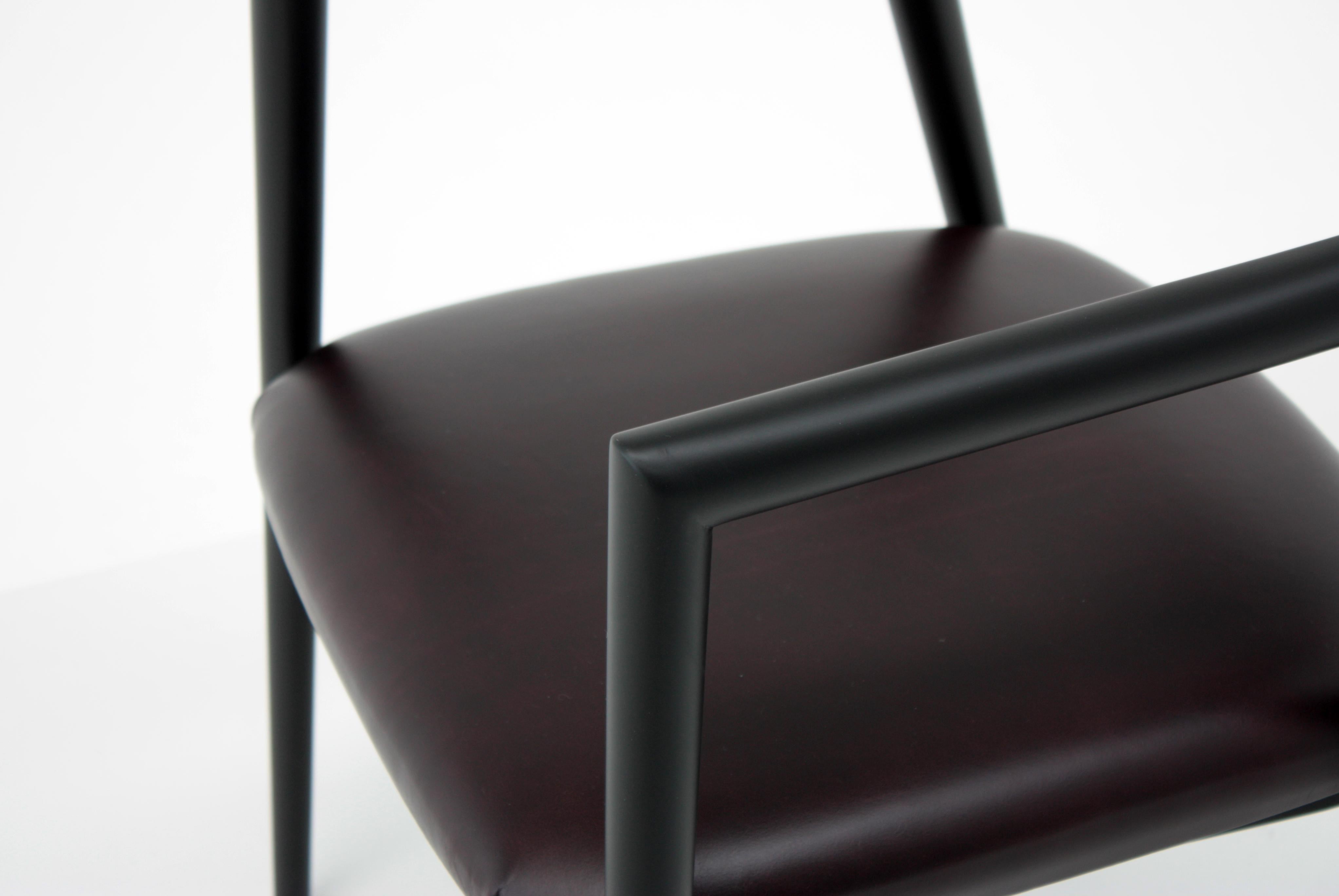 Romy Pull Up 06 Stuhl mit Lederpolsterung und mattem schwarzem Rahmen von Casa Casati im Zustand „Neu“ im Angebot in Geneve, CH