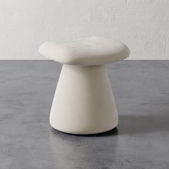 Tabouret rembourré Romy en velours pelucheux de Christiane Lemieux