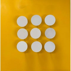 «Círculos en el espacio amarillo», de Ron Agam. Escultura cinética de pared. Metal sobre madera, 2026