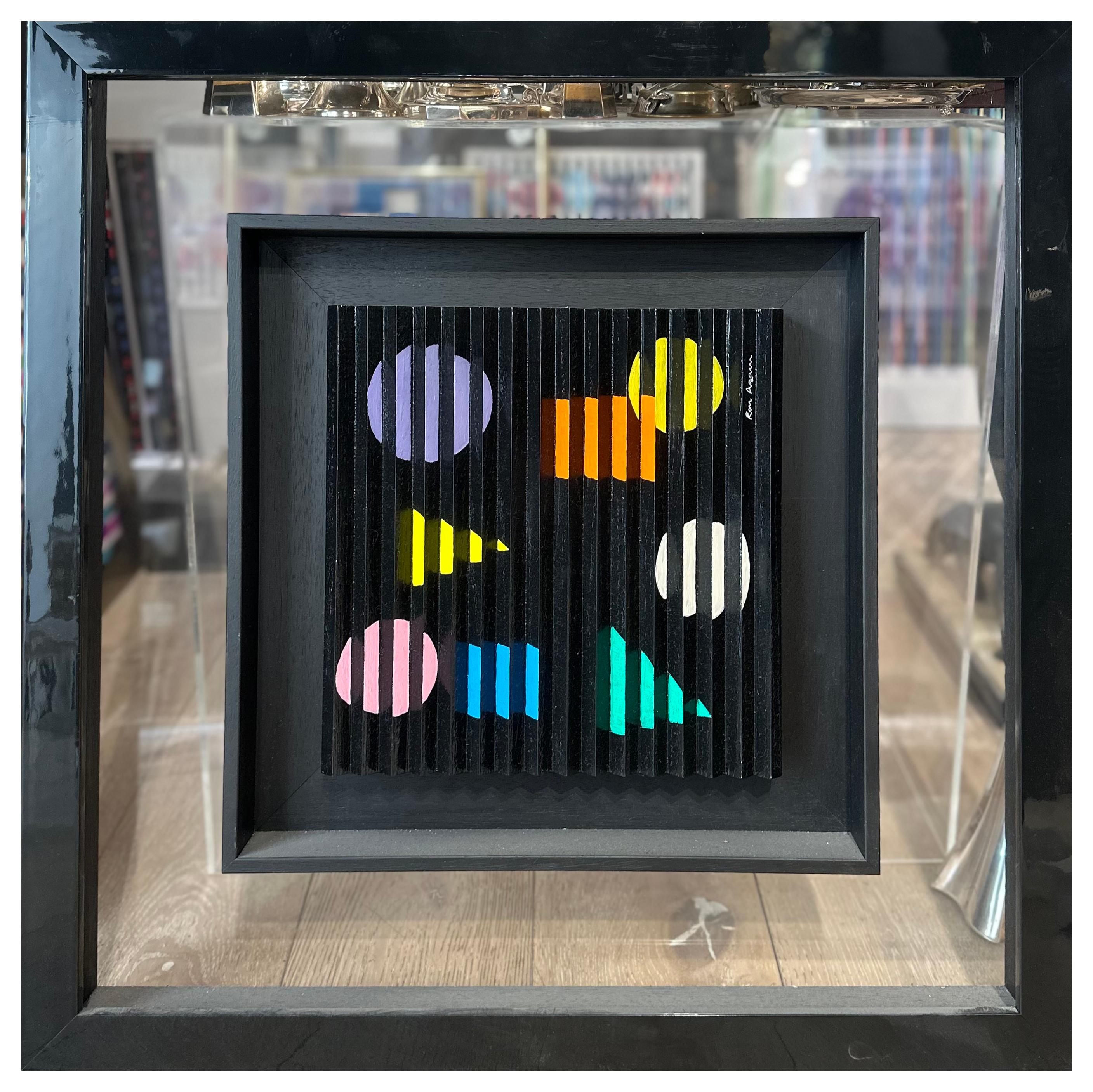 Cette pièce originale saisissante de l'artiste Ron Artistics témoigne de sa maîtrise de l'art optique et géométrique. 
Composée de formes méticuleusement agencées et de couleurs vives, l'œuvre se transforme à chaque changement de perspective,