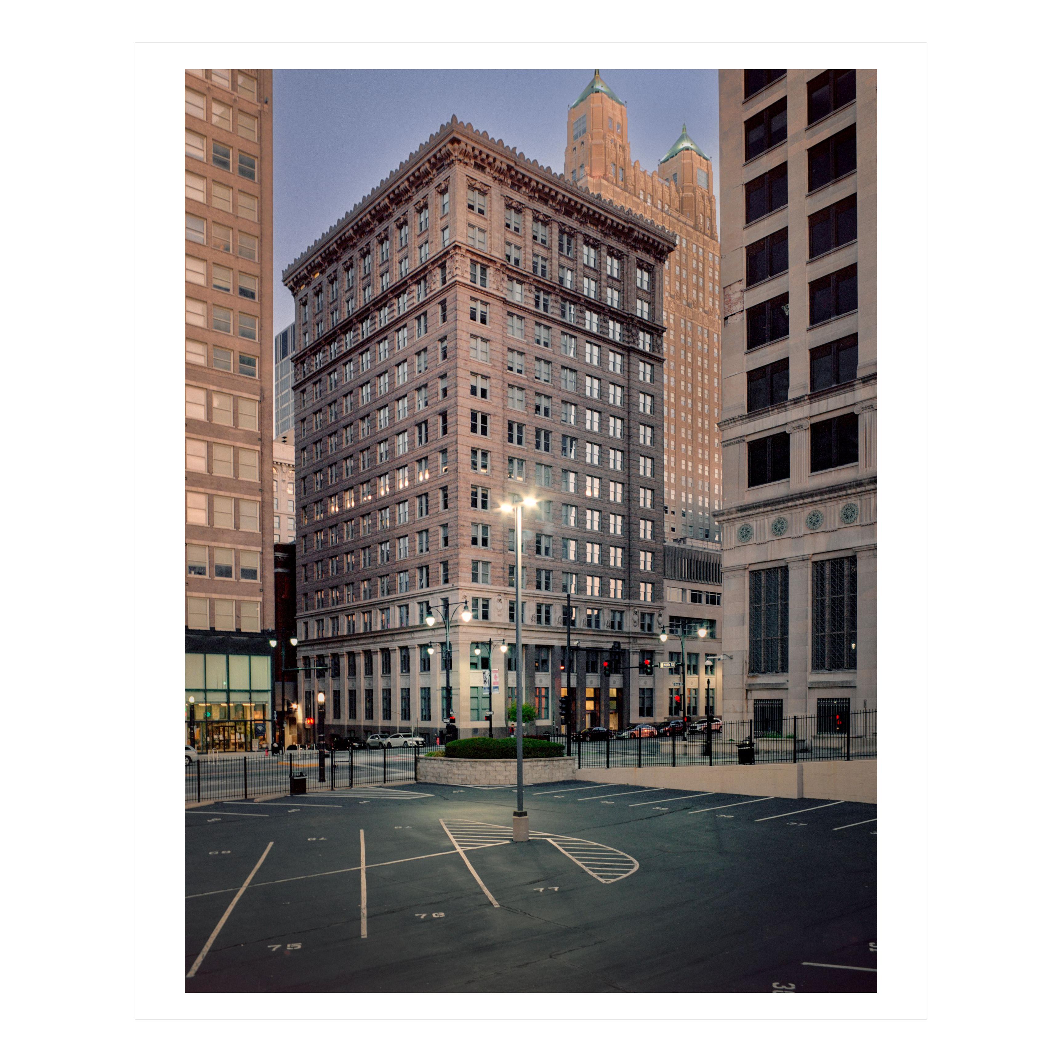 R.A. Long Building (40% DE RÉDUCTION SUR LE PRIX DE LISTE) - Photograph de Ron Anderson