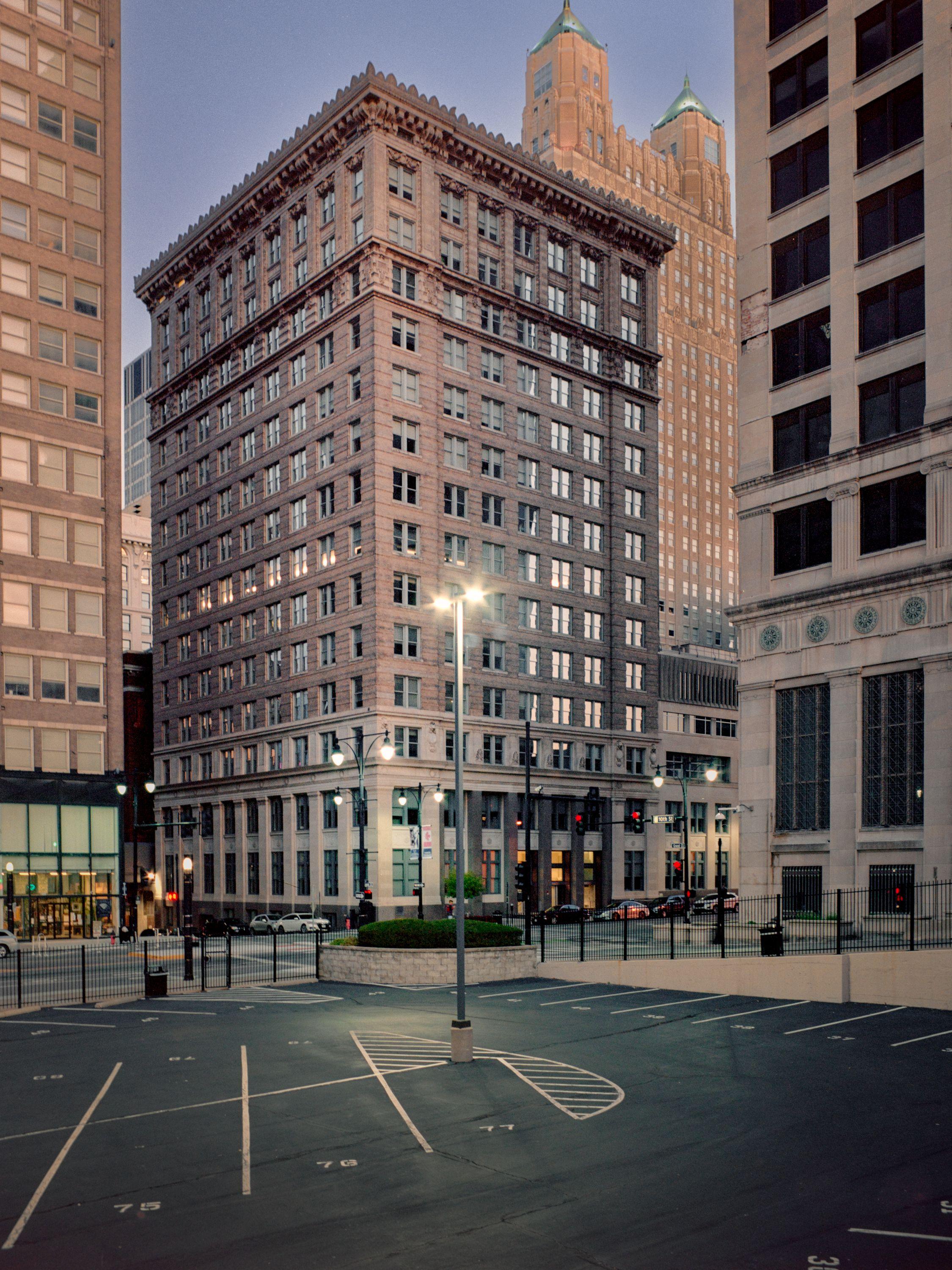 Landscape Photograph Ron Anderson - R.A. Long Building (40% DE RÉDUCTION SUR LE PRIX DE LISTE)