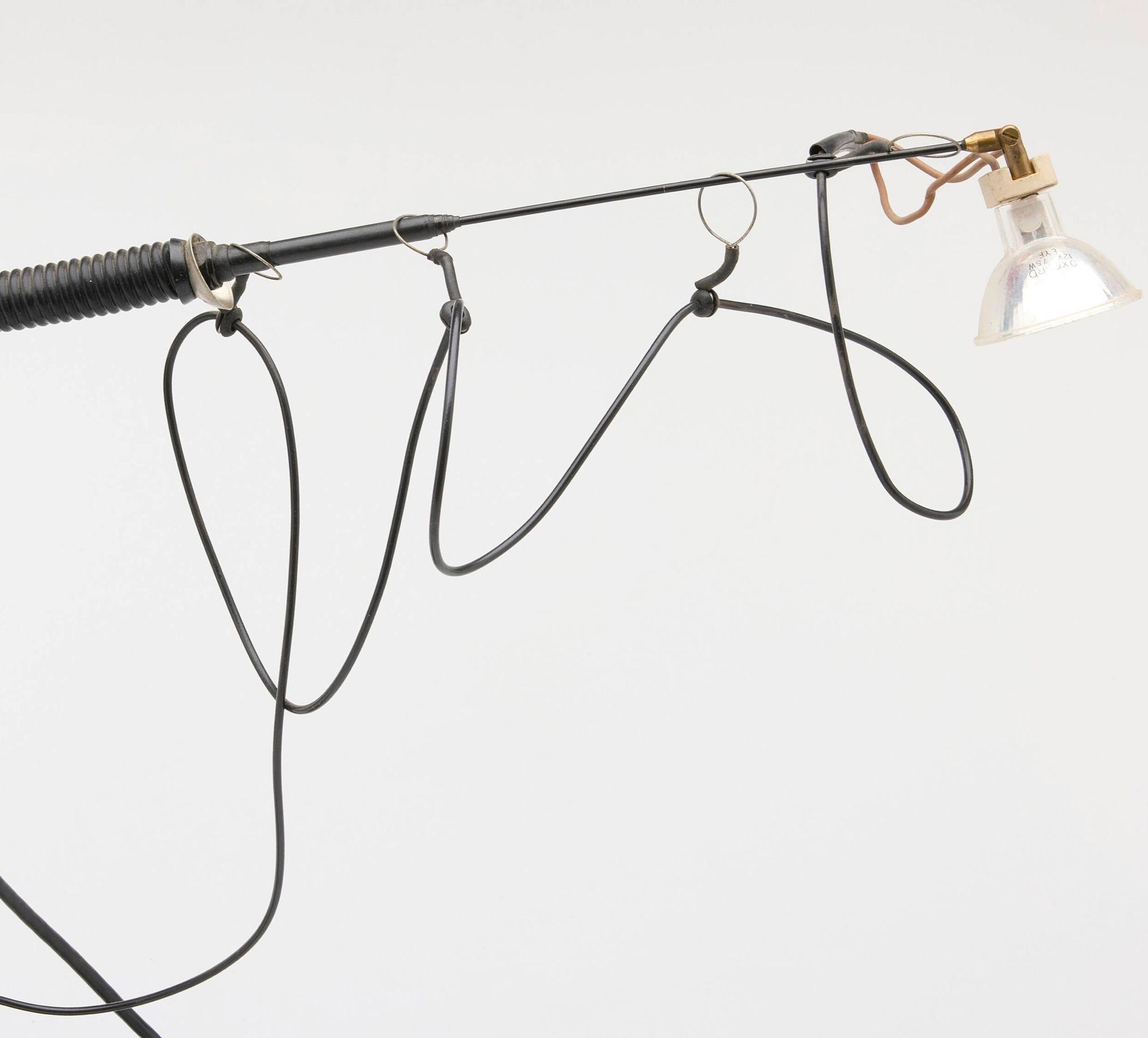Ron Arad Aerial Light pour One Off, Royaume-Uni (1982)
Rare lampe robotisée conçue par Ron Arad, réglable grâce à un contrôleur sans fil. Le contrôleur porte la marque imprimée du fabricant : 