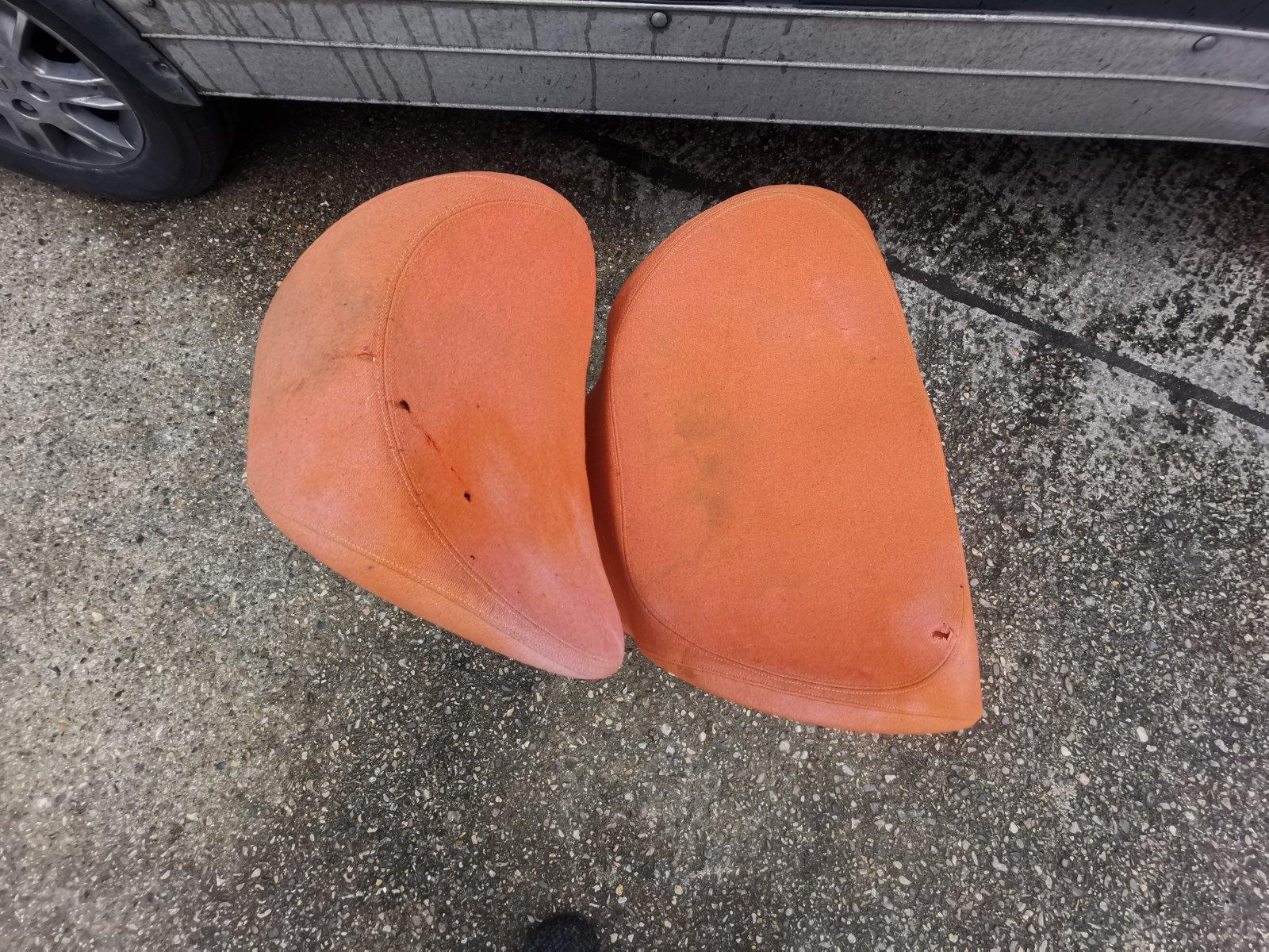 Ron Arad circa 1991, Cuatro Sillones Naranja Grandes Suaves y Pesados Fabricados por Moroso, Italia Moderno de mediados de siglo en venta