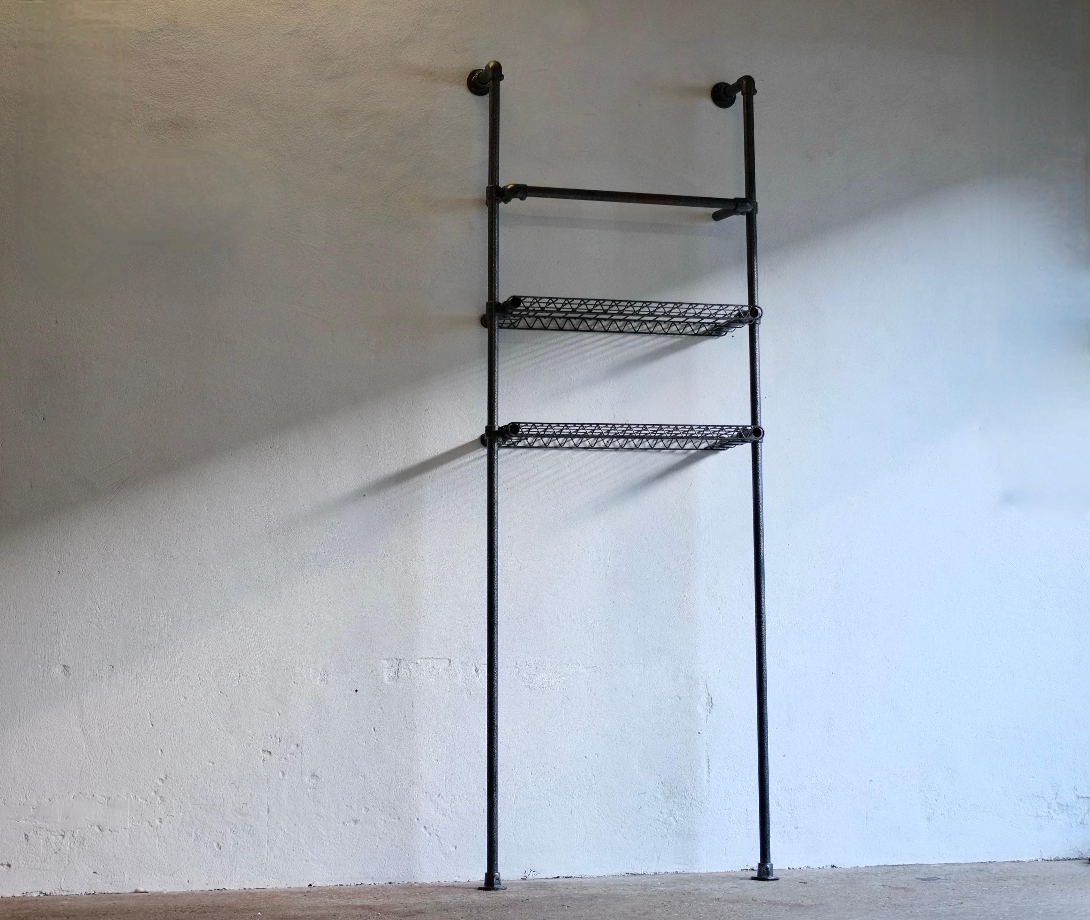 A tall Klee Klamp shelving unit designed by Ron Arad (b.1951) and produced by One Off Ltd, circa 1985. 

Tubular steel frame, cast iron joints and mesh shelves. The unit is in good condition with some surface loss (see photos).

H 250 W 91 D 32 cm