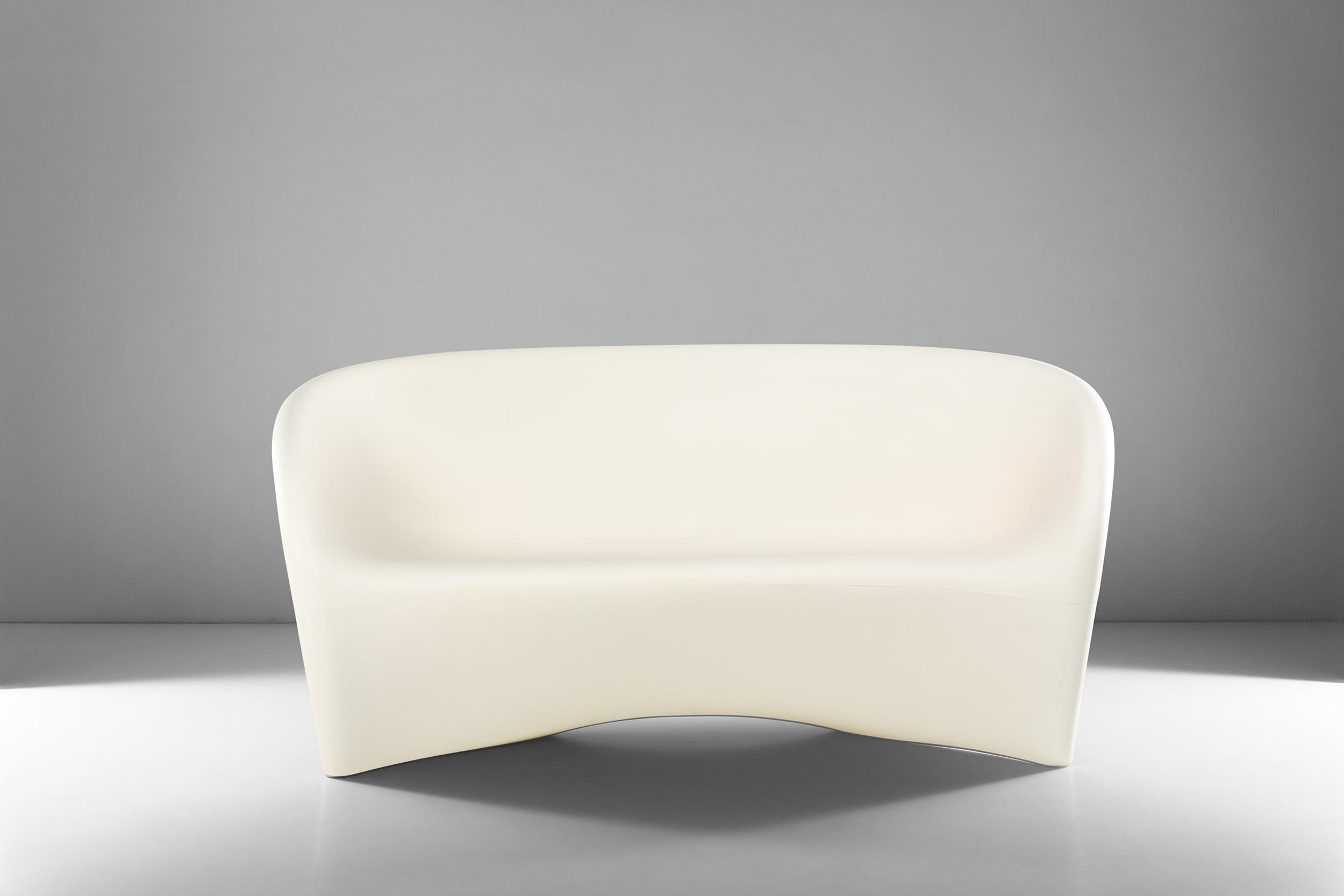 Innovation, experimentation of the materials and forms. This sofa is an iconic sculptural polyethylene monobloc sofa, designed by Ron Arad and manufactured by Driade, sand white colored outside and red colored inside. Perfect for both indoor and