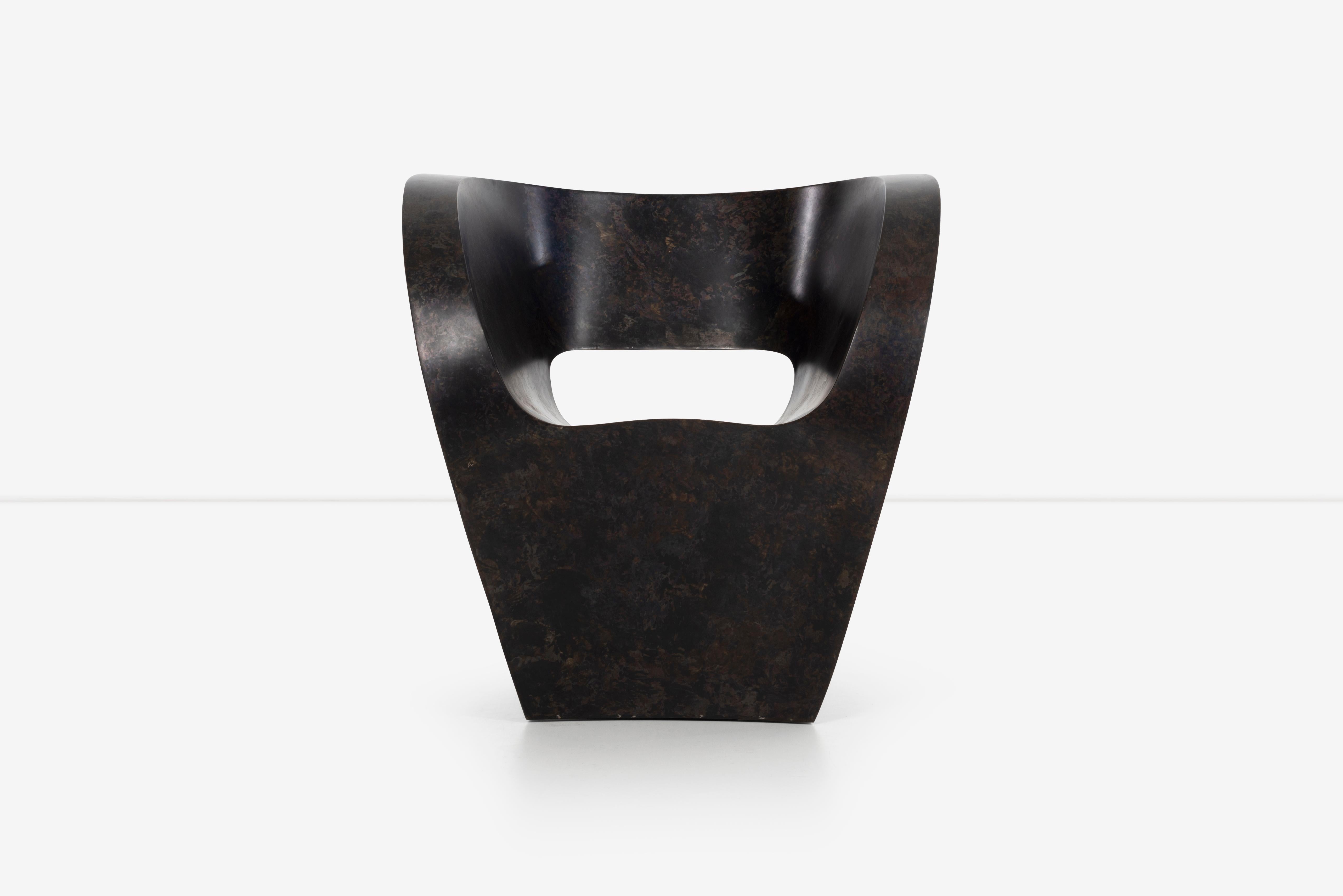Ron Arad Victoria und Albert Stuhl, patinierter Formstahl.
Künstlerabzug 2/5 aus der Addition von 20 und 5 Künstlerabzügen
Unterzeichnet von Ron Arad AP 2/5.