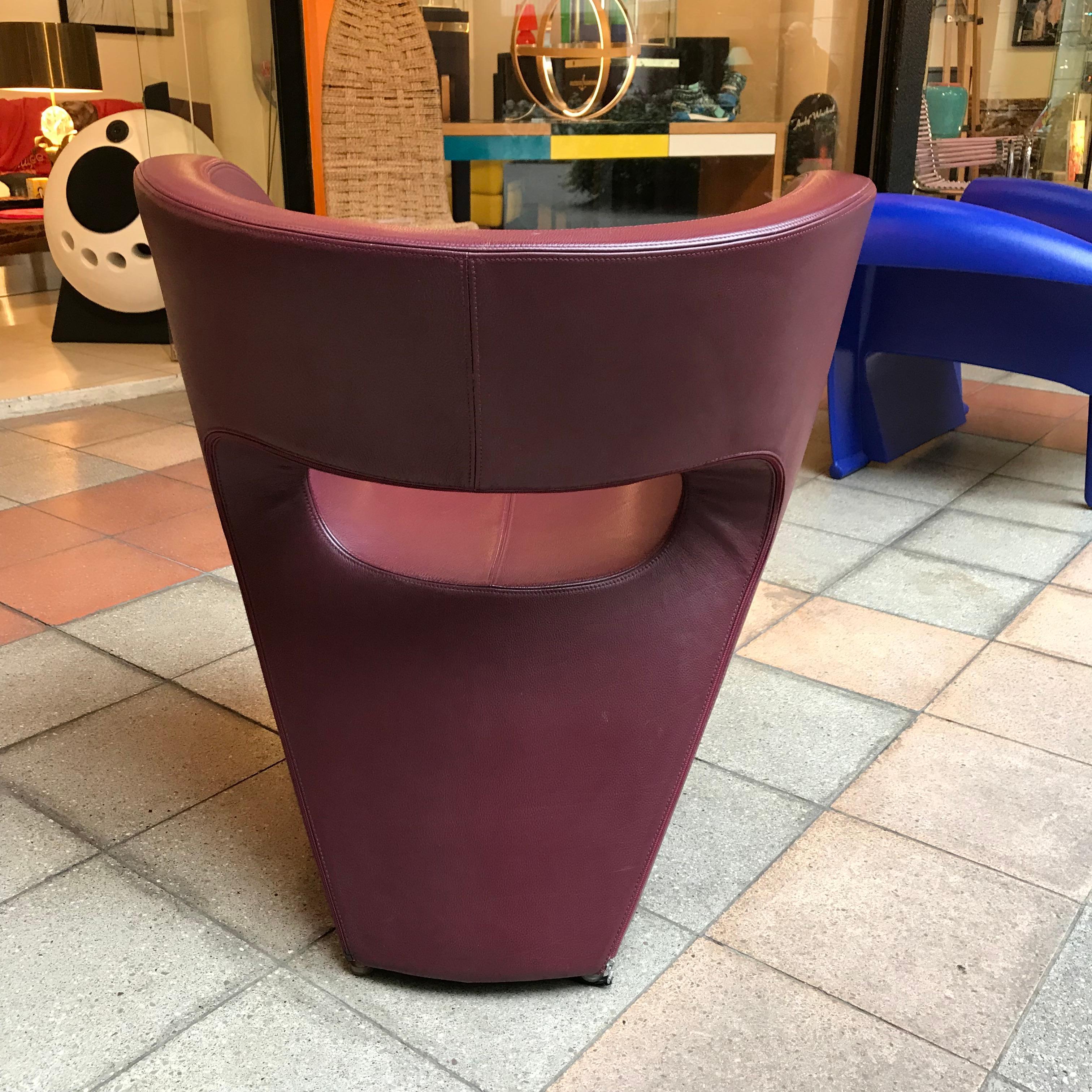 Beautiful Victoria chair
By designer Ron Arad
Edited by Moroso,
circa 2002.
Very nice version in burgundy/purple leather with removable cover
Measures: H 77 x W 74 x D 65
In a perfect condition

2200 Euros one

2 available

The Victoria