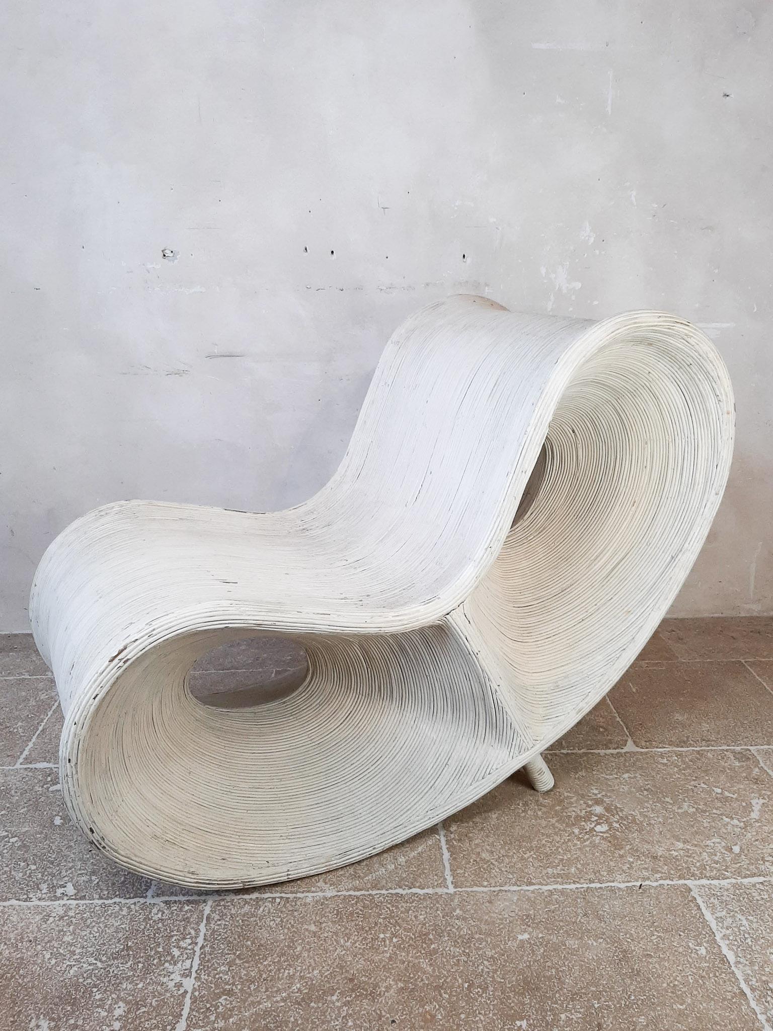 Ron Arad fauteuil de salon. Chaise en rotin blanc peint attribuée à Ron Arad.

L'art et la sculpture rencontrent le design. Finition à 360 degrés. Une pièce spéciale !

Dimensions : (L) 120 x (L) 66 x (H) 94 cm