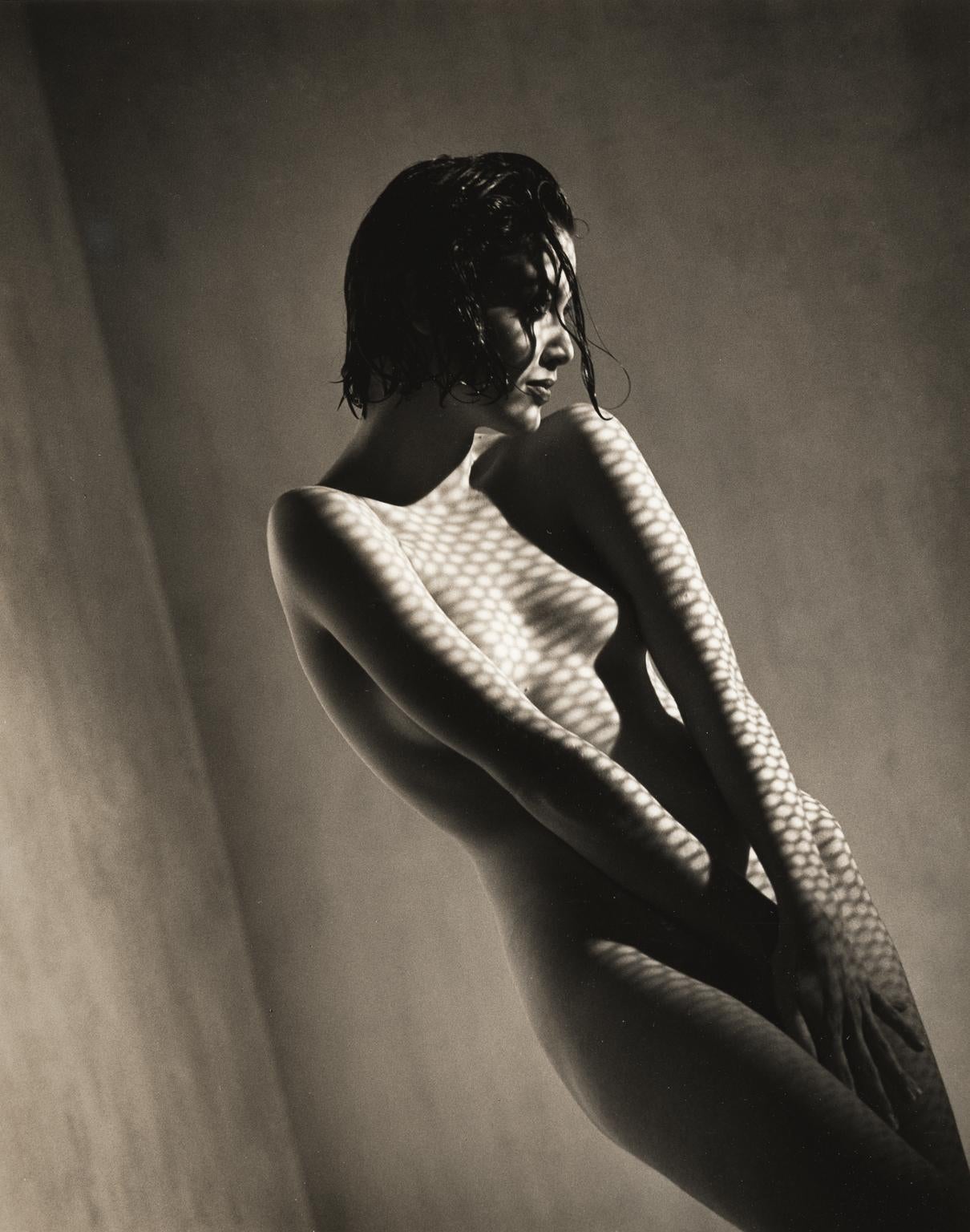 Perforierte Nackte (Schwarz), Nude Photograph, von Ron Baxter Smith
