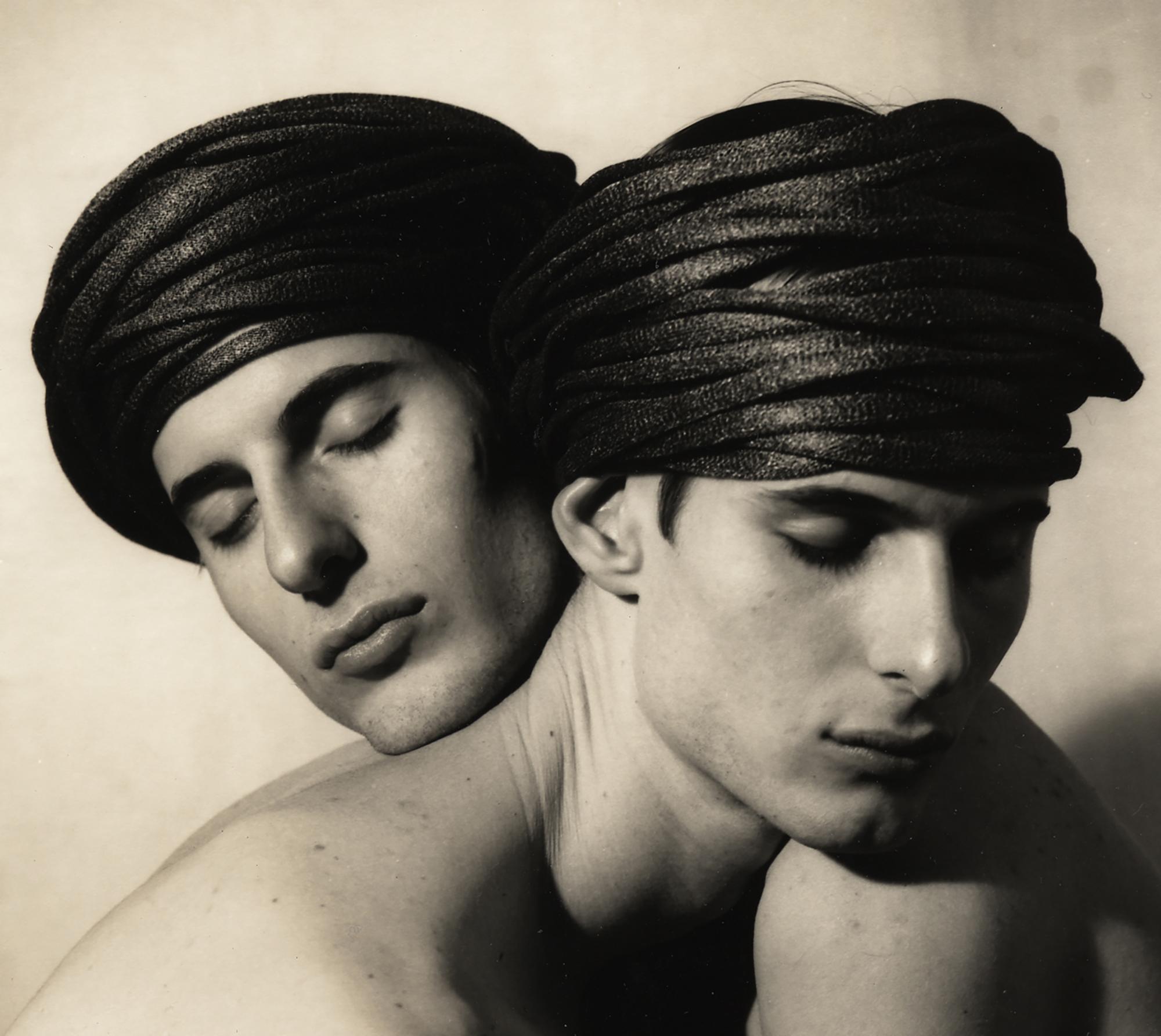 Twins Entwined, 1991: Eineiige Zwillinge, die gemeinsam in einem Studio-Porträt fotografiert wurden. (Beige), Black and White Photograph, von Ron Baxter Smith