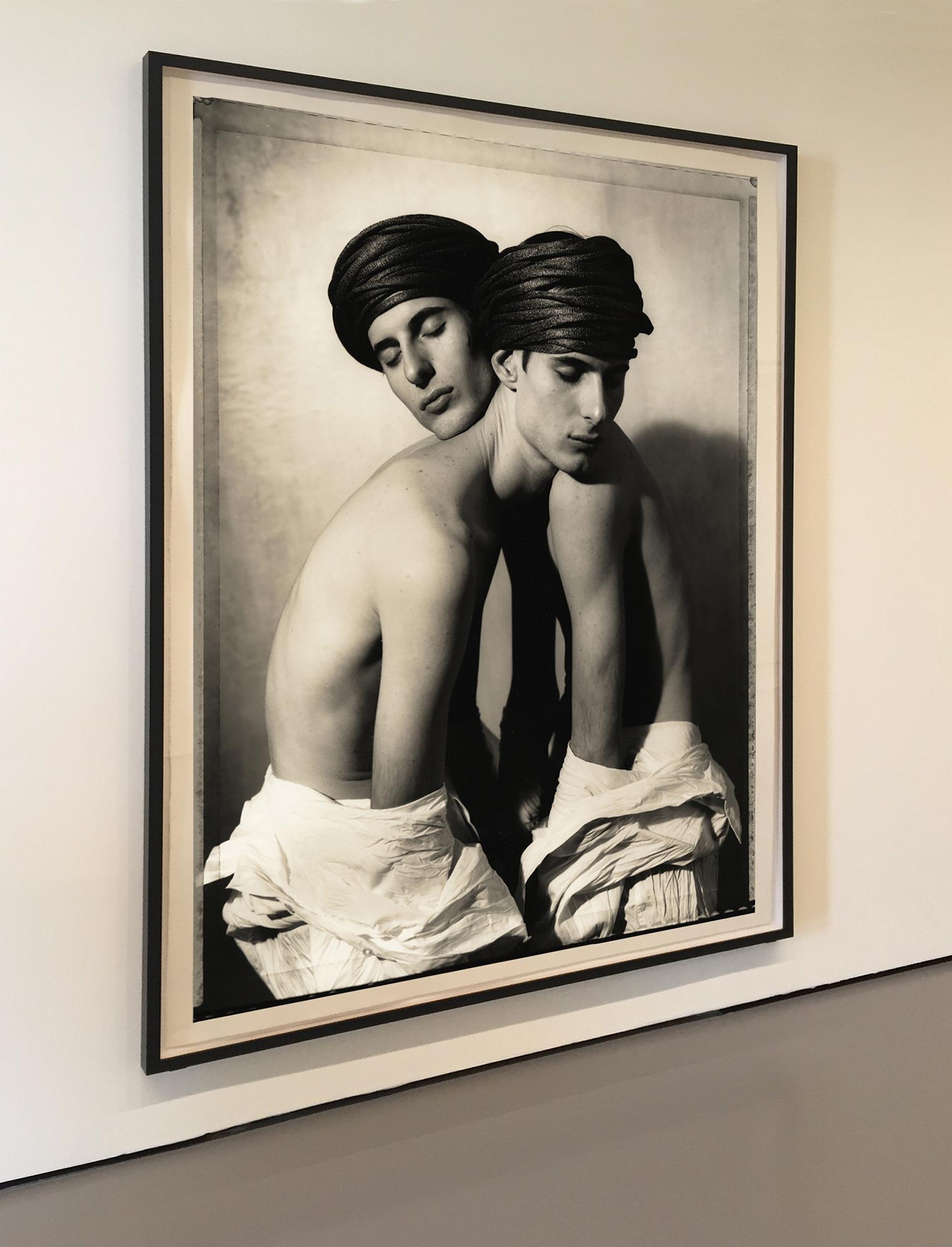 Twins Entwined, 1991: Eineiige Zwillinge, die gemeinsam in einem Studio-Porträt fotografiert wurden. im Angebot 2