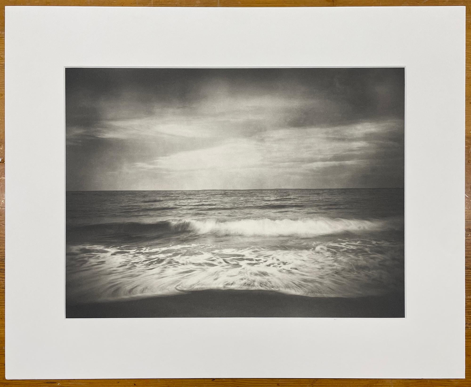Como la Espalda de una Mujer - Fotografía en Blanco y Negro, Paisaje, Océano, Olas, Mar - Photograph de Ron Cowie