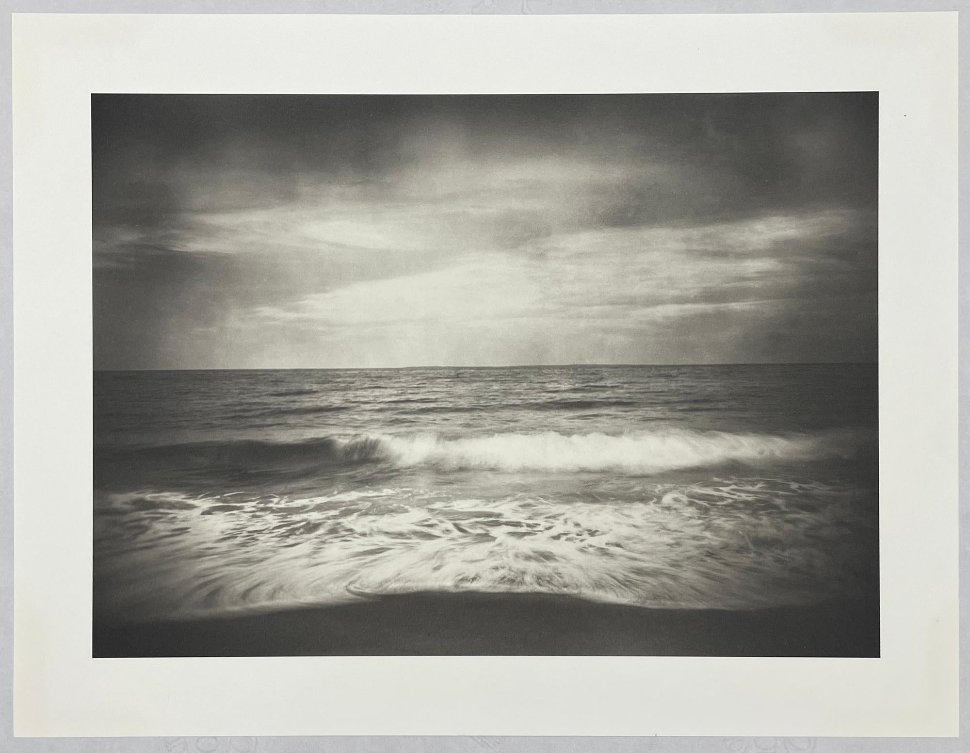 Como la Espalda de una Mujer - Fotografía en Blanco y Negro, Paisaje, Océano, Olas, Mar - Photograph Contemporáneo de Ron Cowie