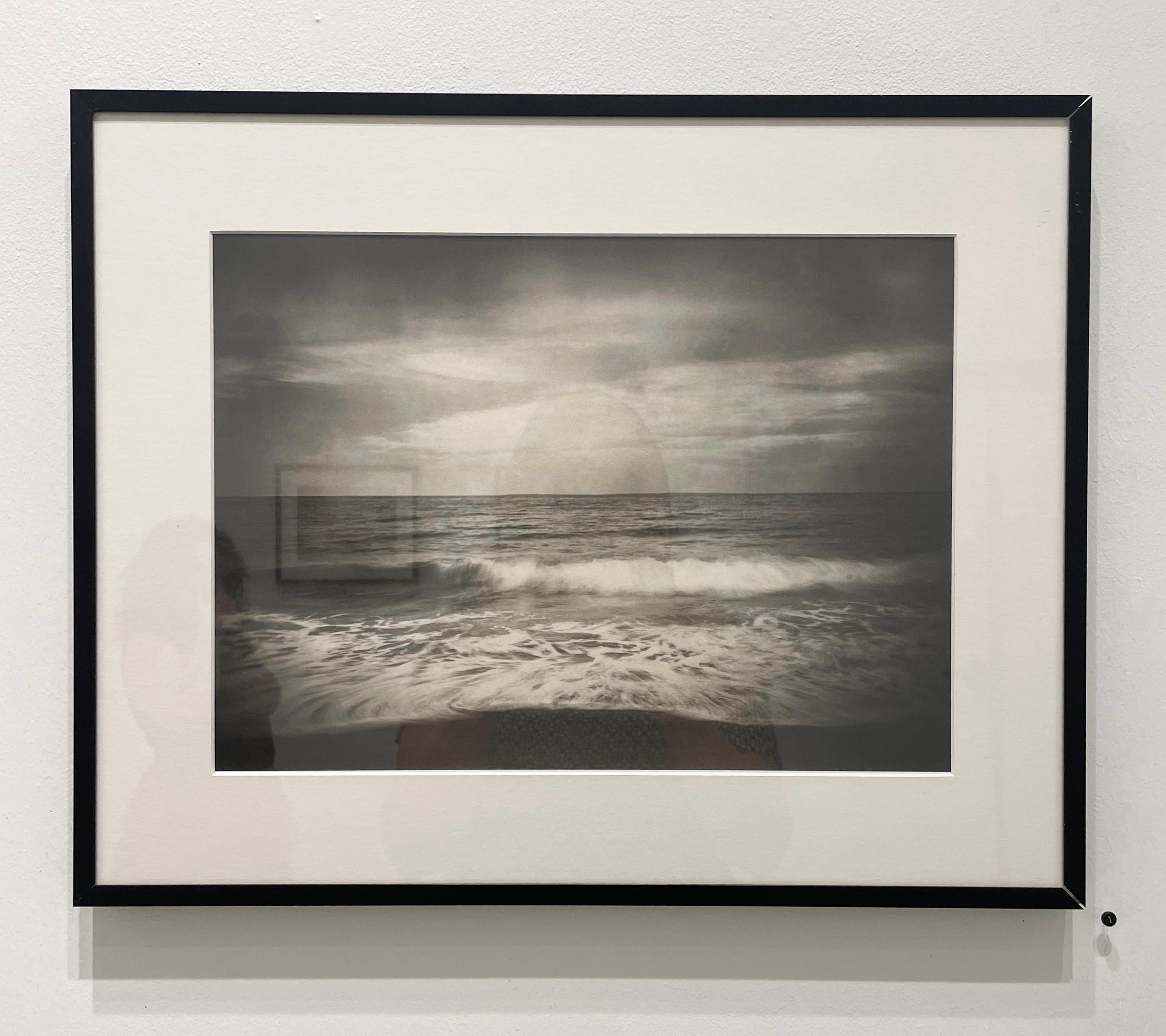Como la Espalda de una Mujer - Fotografía en Blanco y Negro, Paisaje, Océano, Olas, Mar en venta 3