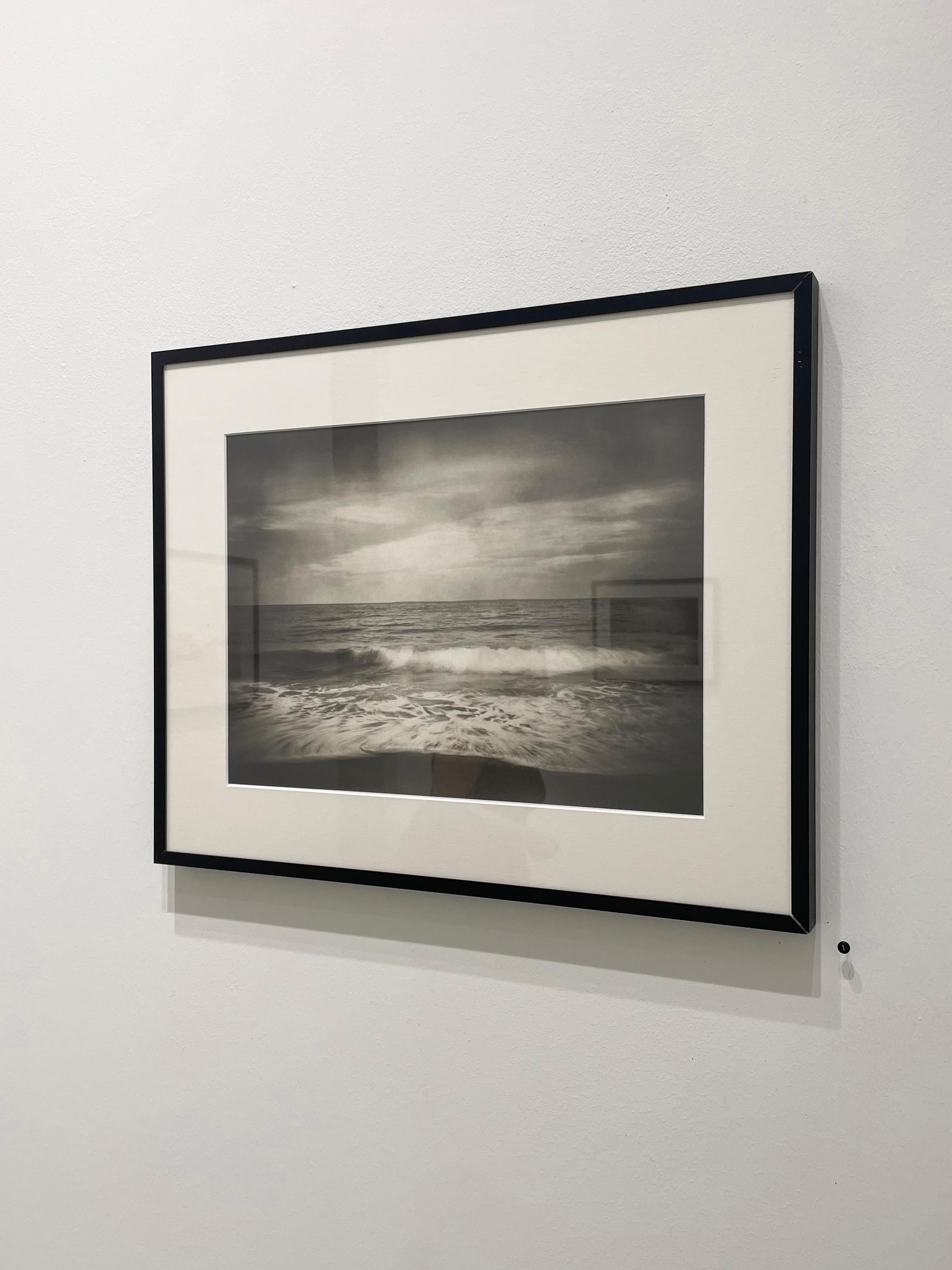 Como la Espalda de una Mujer - Fotografía en Blanco y Negro, Paisaje, Océano, Olas, Mar en venta 4